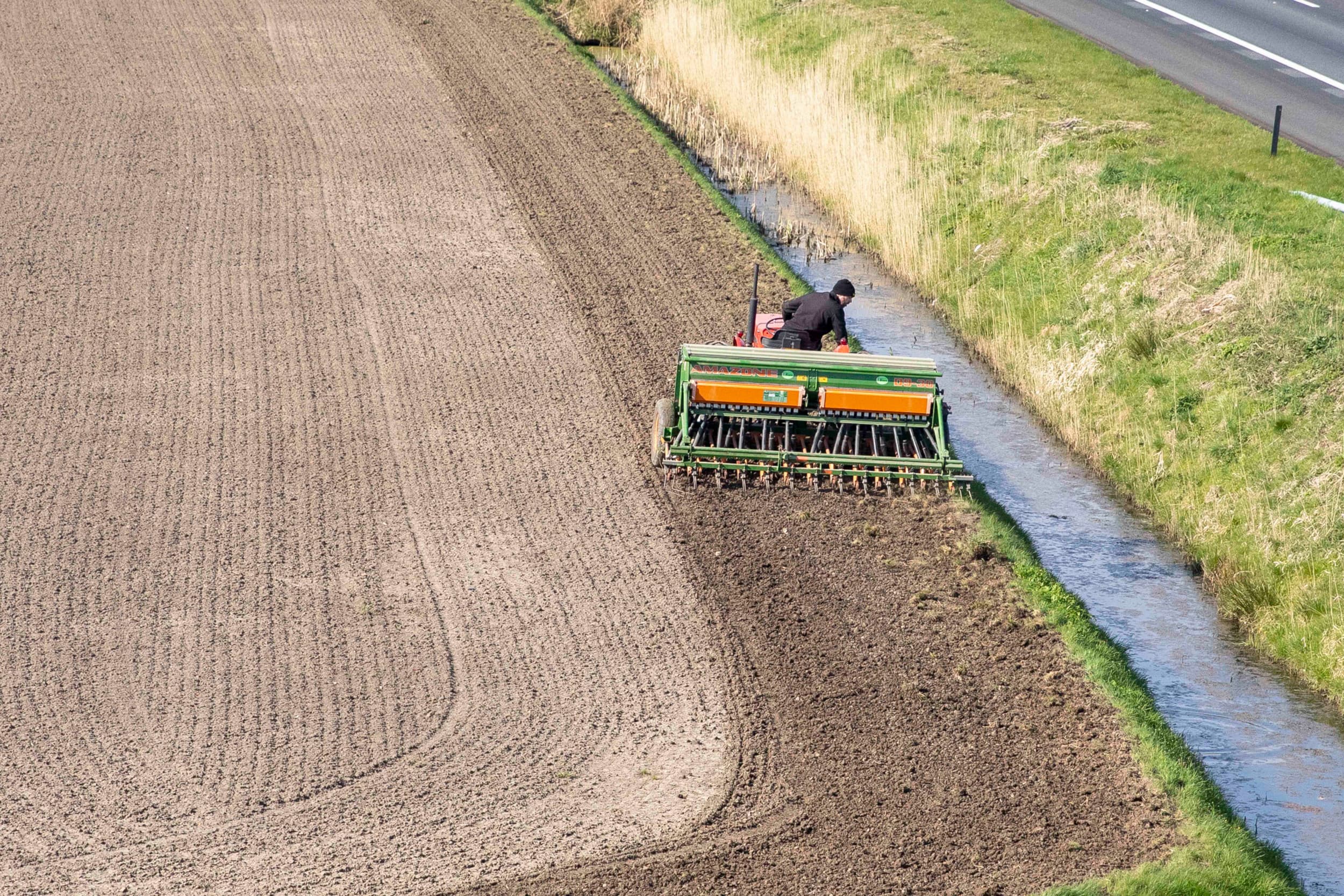 Het invoeren van bufferstroken is een tegenprestatie die de EU stelde tegenover een trage afbouw van derogatie, zegt NAV. – Koos van der Spek