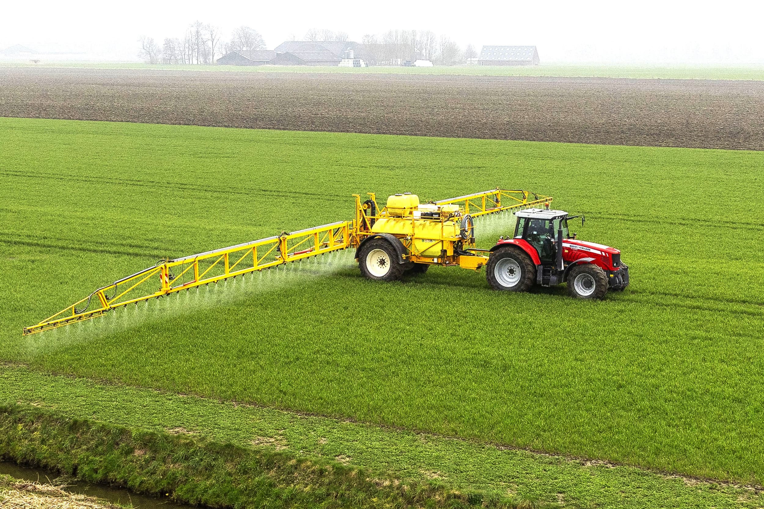 Een bespuiting in het begin van het voorjaar van een perceel wintertarwe in het Oldambt met Atlantis Star om duist te bestrijden. Omdat resistentie tegen graanherbiciden zich steeds vaker voordoet, kijken akkerbouwers naar een gevarieerder bouwplan. Foto: Koos van der Spek