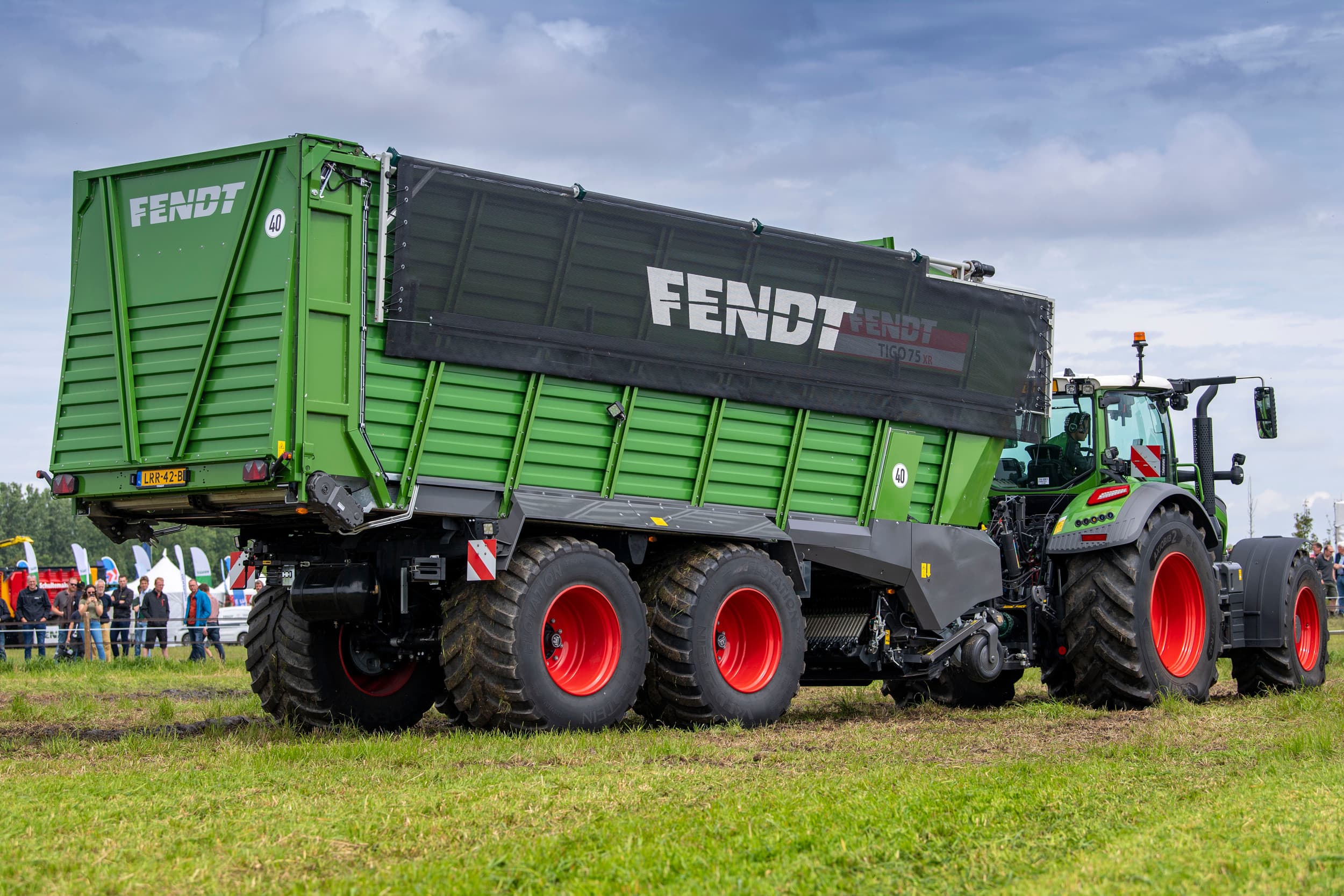 De Duitse machinefabrikant Fendt stopt vanaf de tweede helft van 2025 met de productie van zijn opraapwagens en verreikers. In plaats daarvan gaat de machinefabrikant samenwerken met de Duitse fabrikanten Strautmann en Sennebogen. – Foto: Mark Pasveer