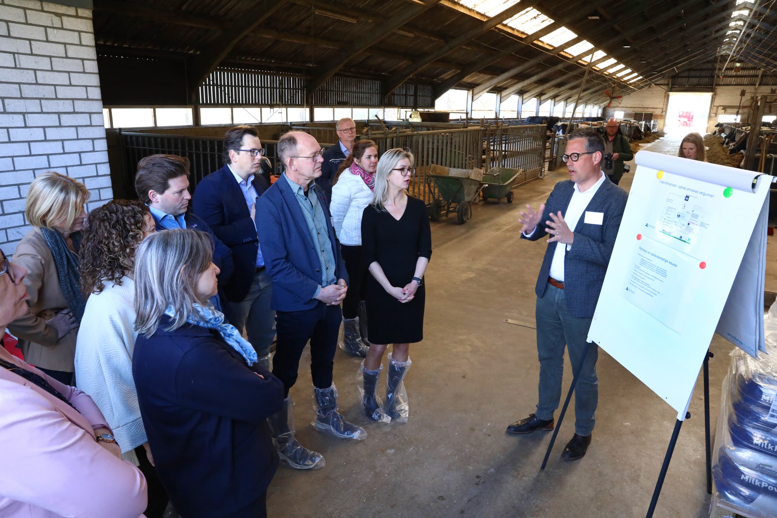 Onderzoeker Albert Winkel (r) licht tijdens het werkbezoek van minister Wiersma (tweede van rechts) toe waarom alleen meten in de stal onvoldoende is om de ammoniakuitstoot te bepalen. Foto’s: Henk Riswick