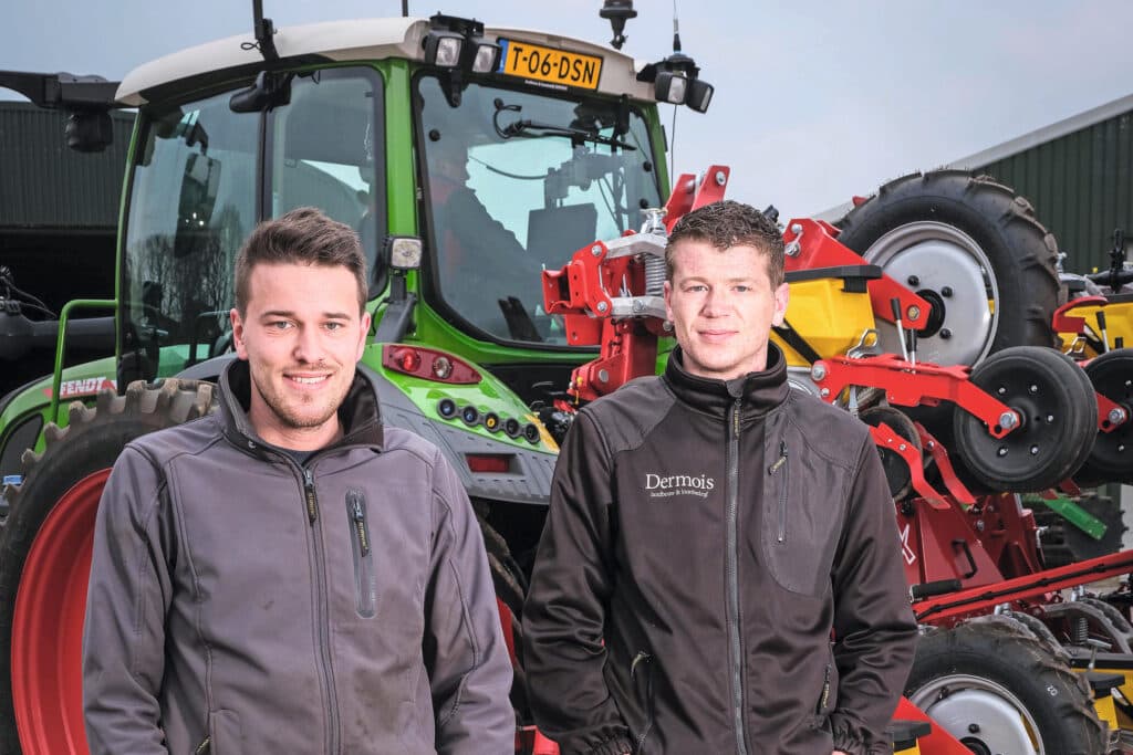 Nick (l.) en Daan (r.) Dermois wonen in 1e Exloërmond (Dr.). Ze hebben samen met hun vader een akkerbouwbedrijf van 65 ha en huren 35 ha bij. Het bouwplan omvat zetmeelaardappelen, suikerbieten, zaaiuien en graszaad. Er is ook een loonwerktak.