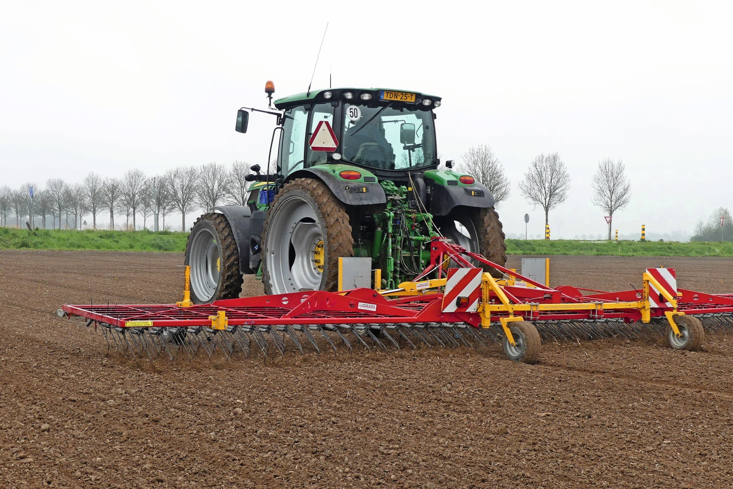 Het grootste effect van een wiedeg is het bedekken van pas gekiemd onkruid. Dat betekent al zo vroeg mogelijk beginnen en de bewerking een aantal keren herhalen. Foto: Fliegl