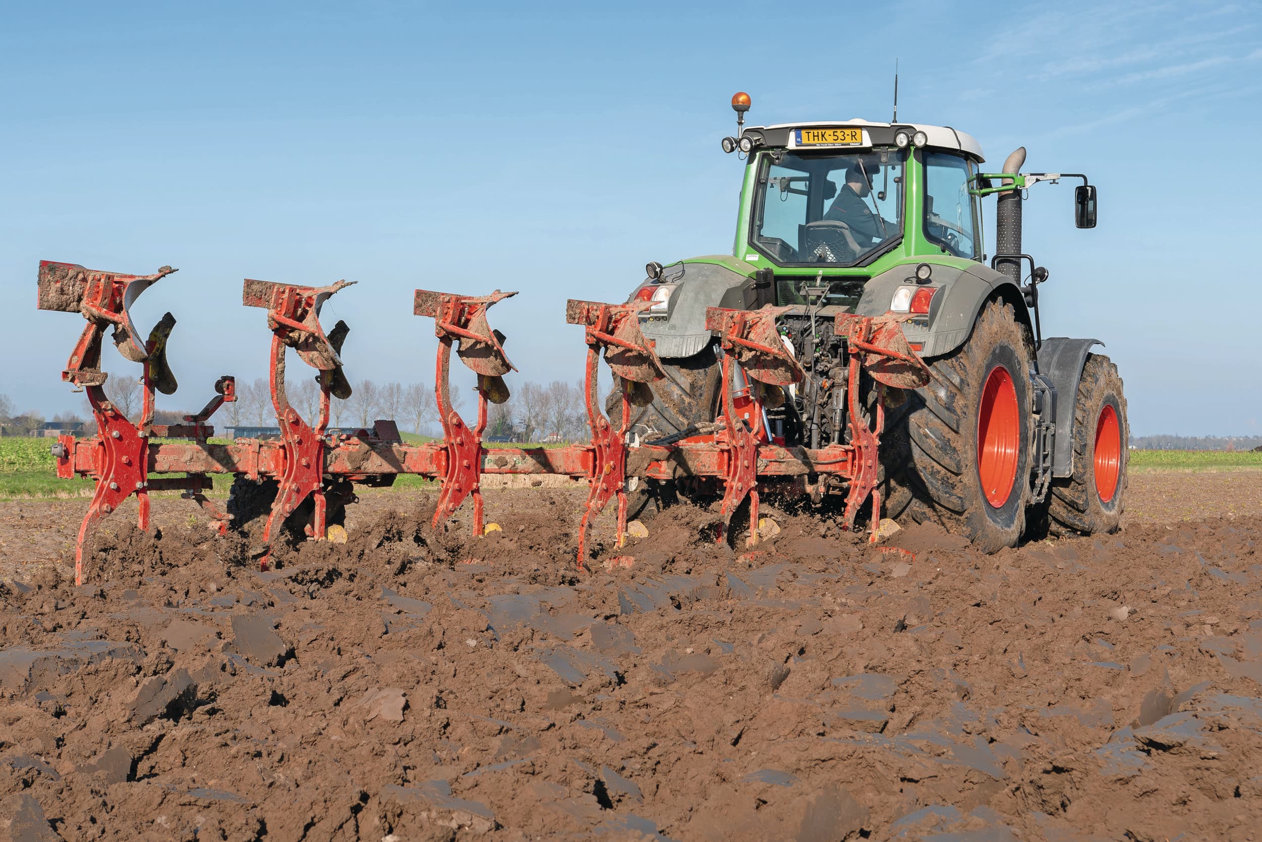 Prettig is dat voor de machine geen elektronica nodig is, de eenvoud nodigt uit om iedereen ermee op pad te sturen. De Pottinger Servo 4000 die wij zagen als 5+1 is leverbaar voor bruto € 57.048. Foto’s: Jacco van Erkelens