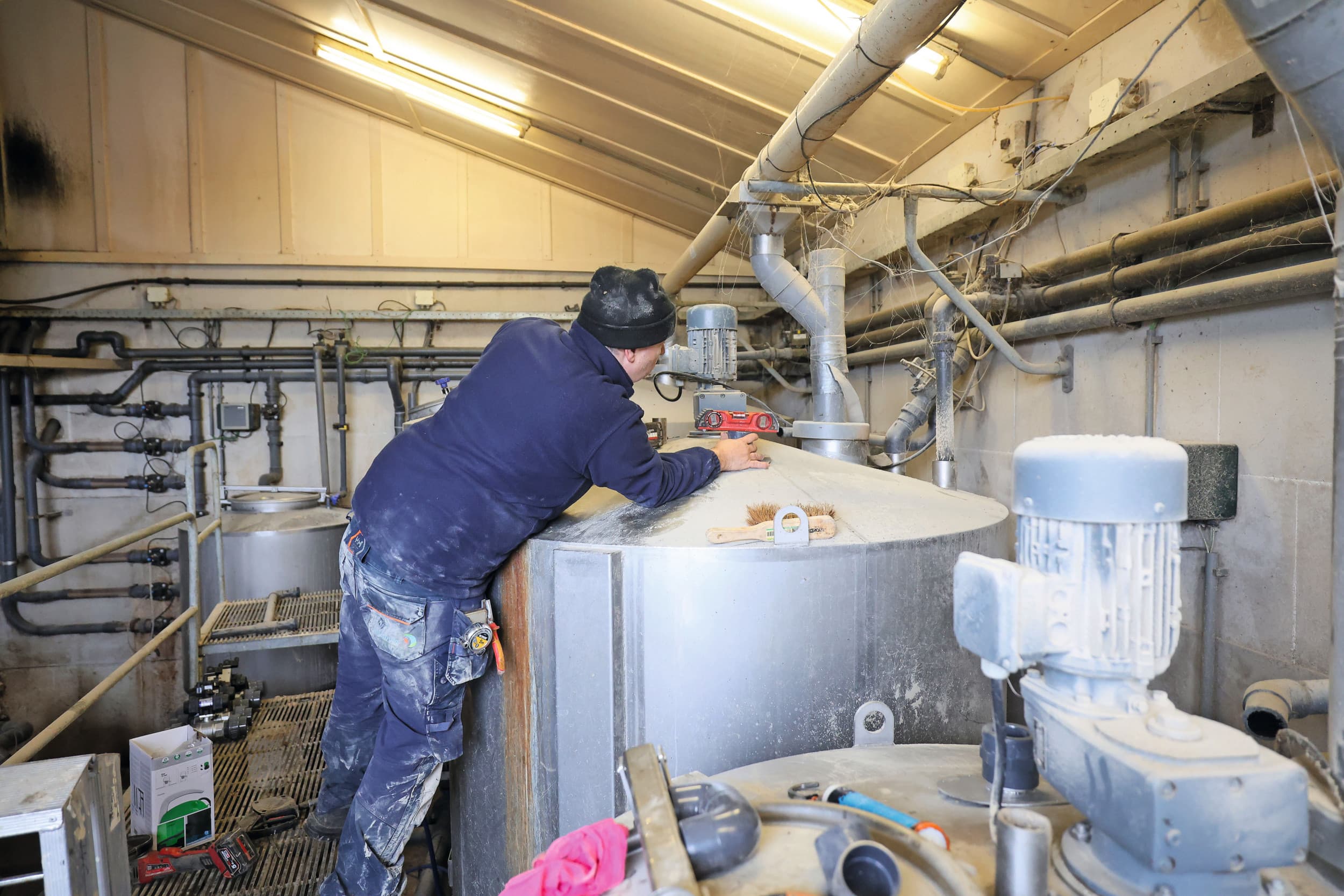 Goed onderhoud aan installaties komt de levensduur ten goede en maakt de kans op storingen kleiner. Veel kan de varkenshouder zelf doen, maar er zijn ook technisch specialisten die frequent de installaties mee langslopen en onderdelen vervangen, waar nodig. Foto: Bert Jansen