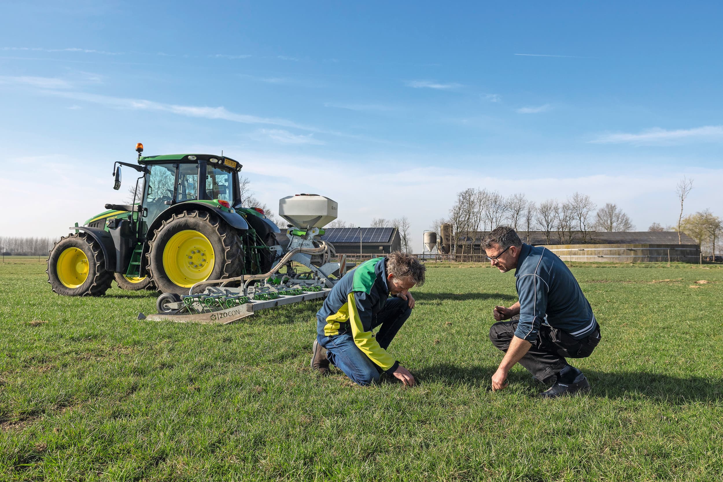Controle van de grasmat maakt inzichtelijk hoe deze de winter is uitgekomen en welke maatregelen eventueel nodig zijn voor herstel. Vooral op percelen waar sporen zijn gereden en op de kopeinden met veel ruwbeemdgras. Foto: Herbert Wiggerman