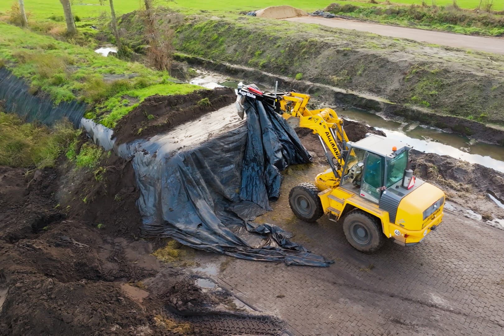 Machinefabrikant Agribis in Staphorst (Ov.) heeft zijn programma kuilschuiven uitgebreid met de XL300. Deze Agribis XL300-kuilschuif heeft een draaihoek van 300 graden. Daarmee trek je kuilfolie of een beschermkleed gemakkelijk naar voren of achteren. – Foto’s: Agribis