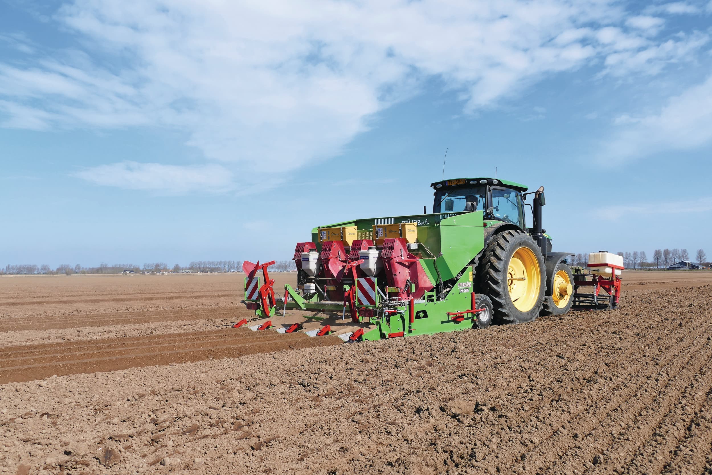 De all-in-one frees-pootcombinatie Baselier FA 310 XL is sinds 2023 op de markt en heeft nu een update gekregen met een af fabriek Isobus-besturing. Uiterlijk verschilt de geüpdatete Isobus-uitvoering nauwelijks van de vorige versie, behalve een witte kast met elektronica op de machine. – Foto’s: Martin Smits