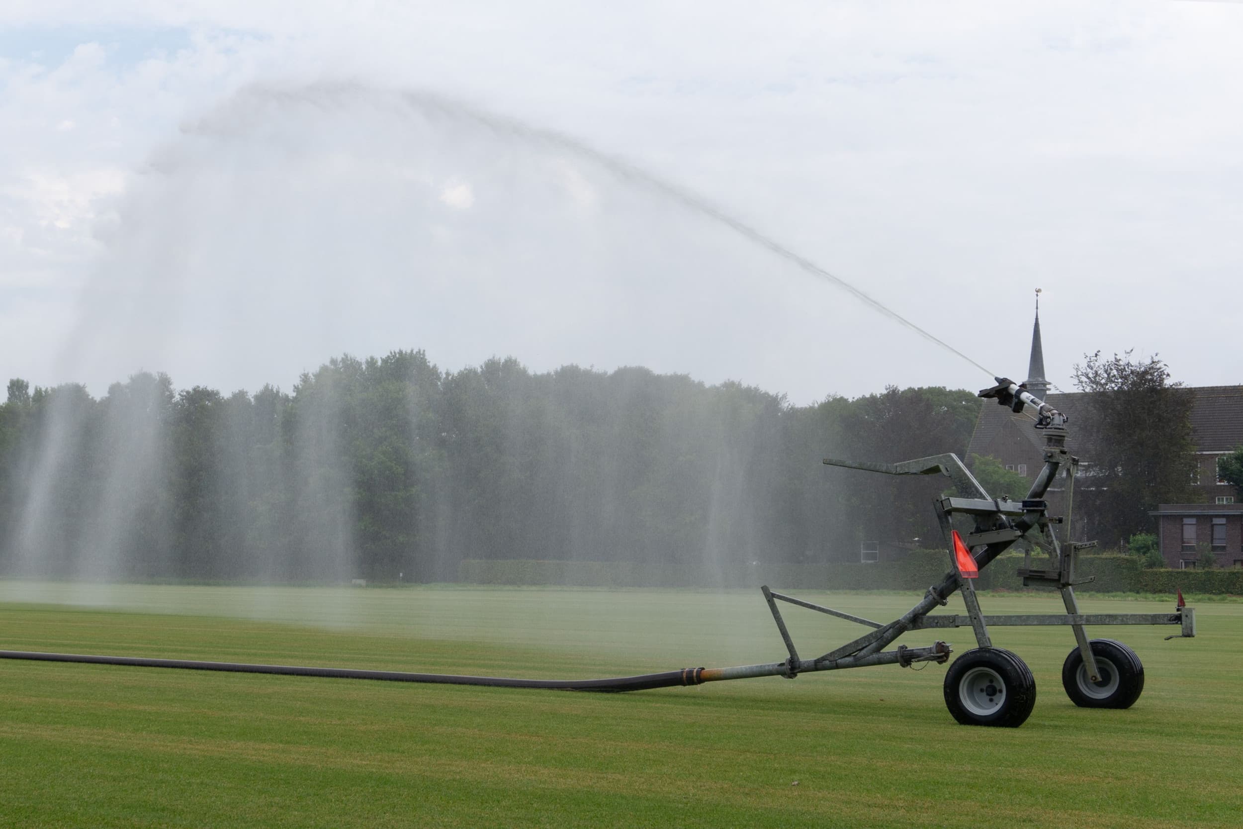 In Brabant geldt bij alle waterschappen een gedeeltelijk beregeningsverbod uit grondwater voor grasland en sportvelden. Het verbod geldt niet voor akkerbouwgewassen zoals mais. Foto: Misset AV-team
