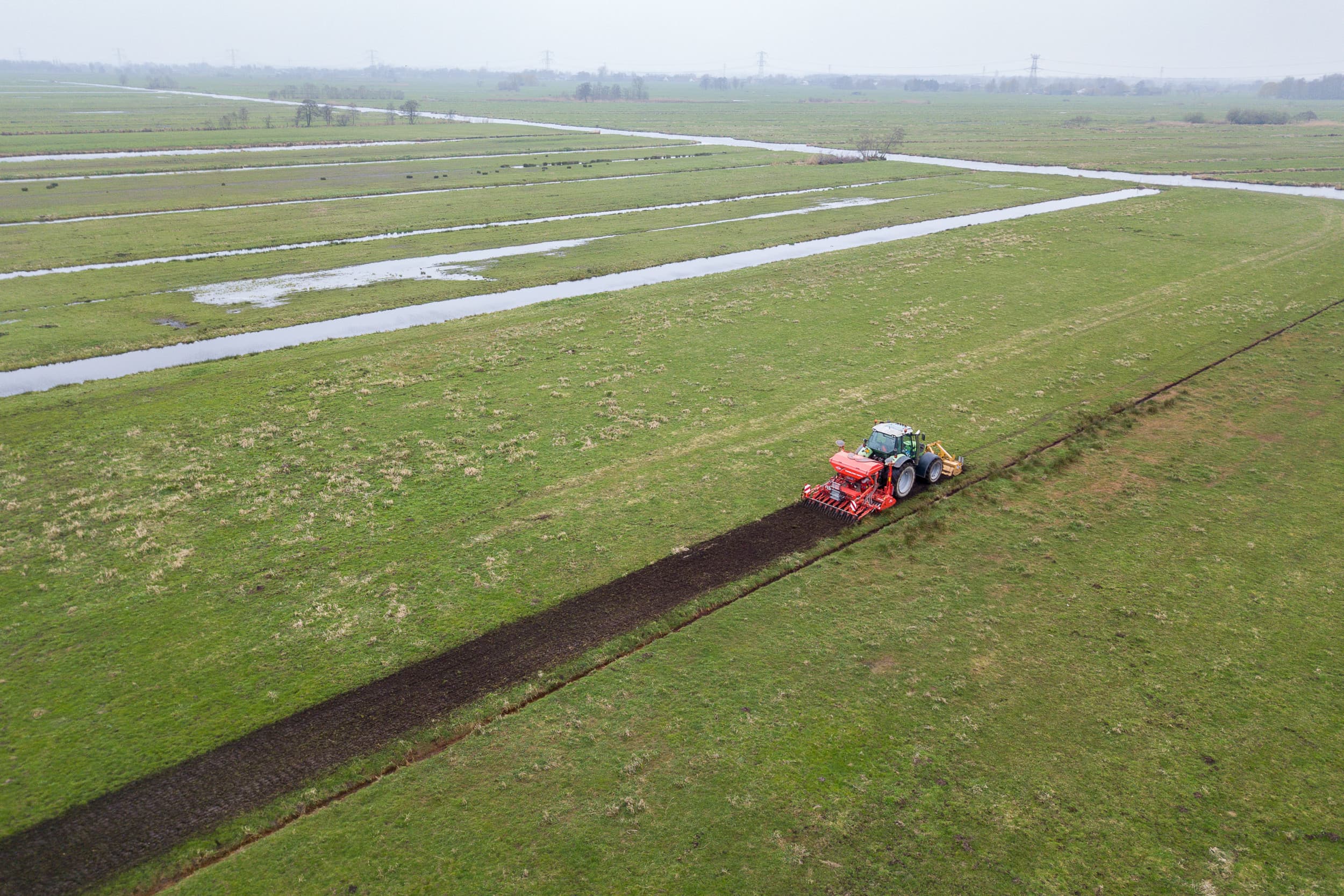 Het veenweidegebied bij Stolwijk (Z.-H.). Een melkveehouder freest stroken grasland om die aantrekkelijk te maken voor kieviten. Zo'n gebied komt in aanmerking voor gerichte inzet van GLB-geld. Foto: Peter Roek
