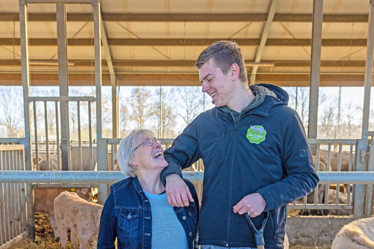 Hein Buijlinckx (20) uit Westelbeers (N.-Br.) wil het vleesveebedrijf thuis overnemen. Hij leerde de fijne kneepjes van zijn oma Annie (78), die met haar ervaring en visie een sterke basis biedt. Hein brengt daarentegen nieuwe inzichten mee van school. Dit laat zien hoe generaties op boerenbedrijven elkaar kunnen aanvullen en versterken. Foto: Peter Roek