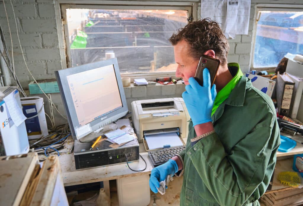 Nico in het kantoor bij de stal. Hij coördineert het bedrijf, Noortje ondersteunt hem waar mogelijk.