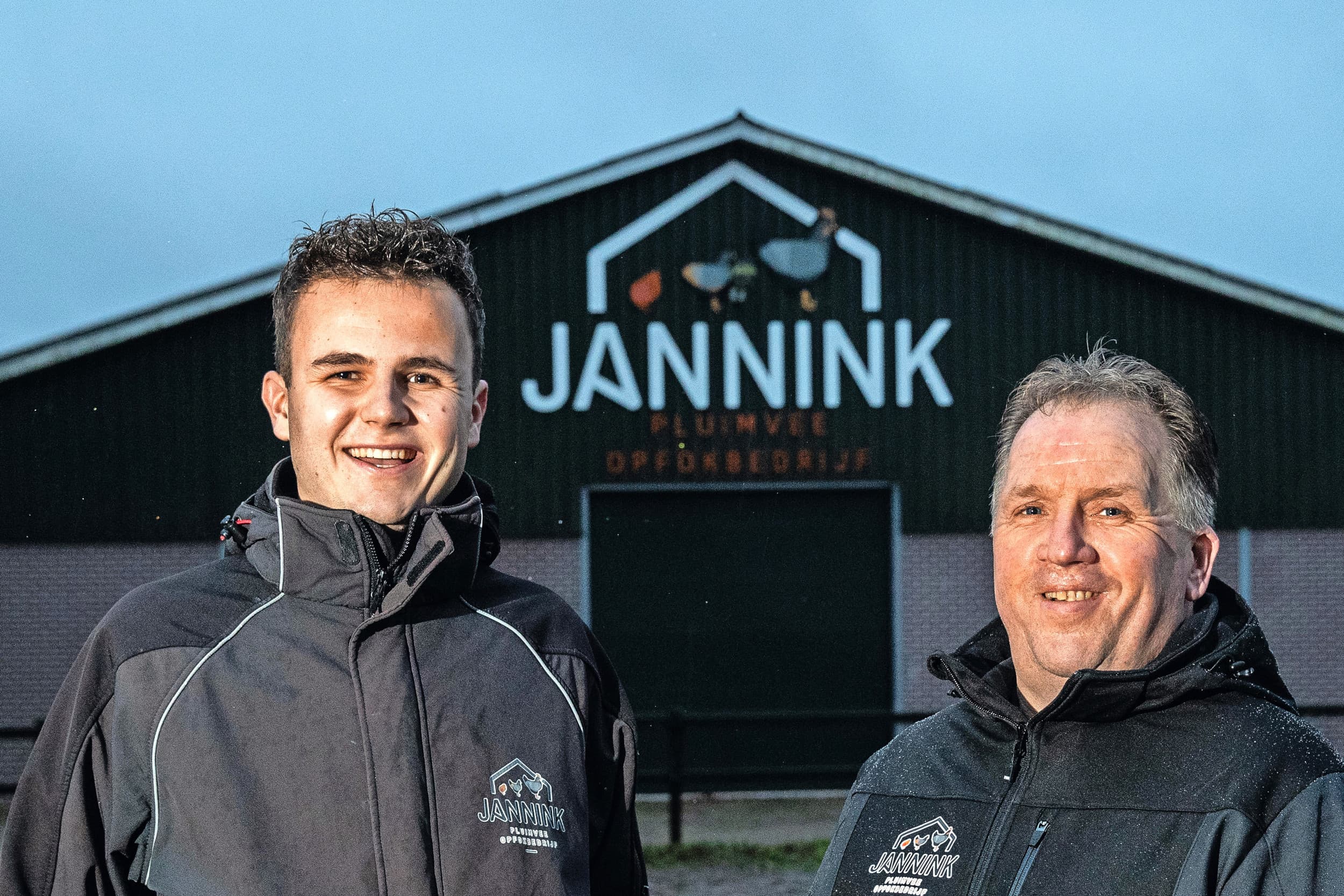Stijn en zijn vader Patrick Jannink. Drie generaties leren van elkaar op het pluimveebedrijf met 4 locaties in Overijssel. Foto’s: Ronald Hissink