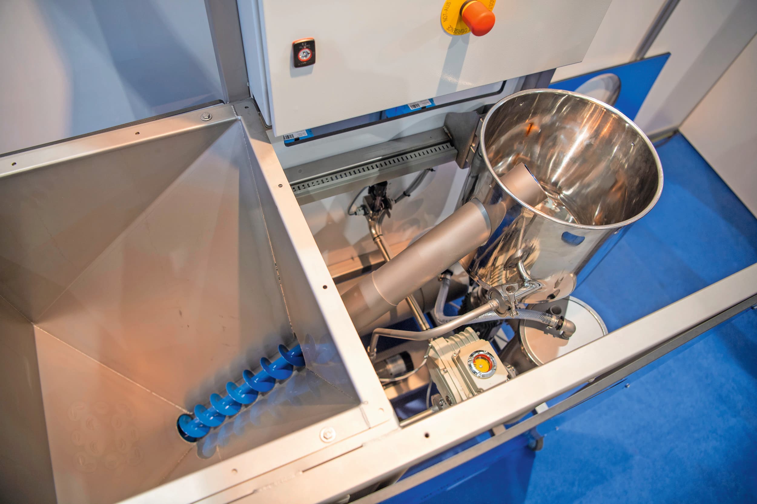 De instamix tijdens de laatst gehouden EuroTier in Hannover. De machine is een halfjaar getest op meerdere bedrijven en klaar om op grotere schaal te worden ingezet, is de overtuiging van de ontwerpers van DFS. Foto: Mark Pasveer