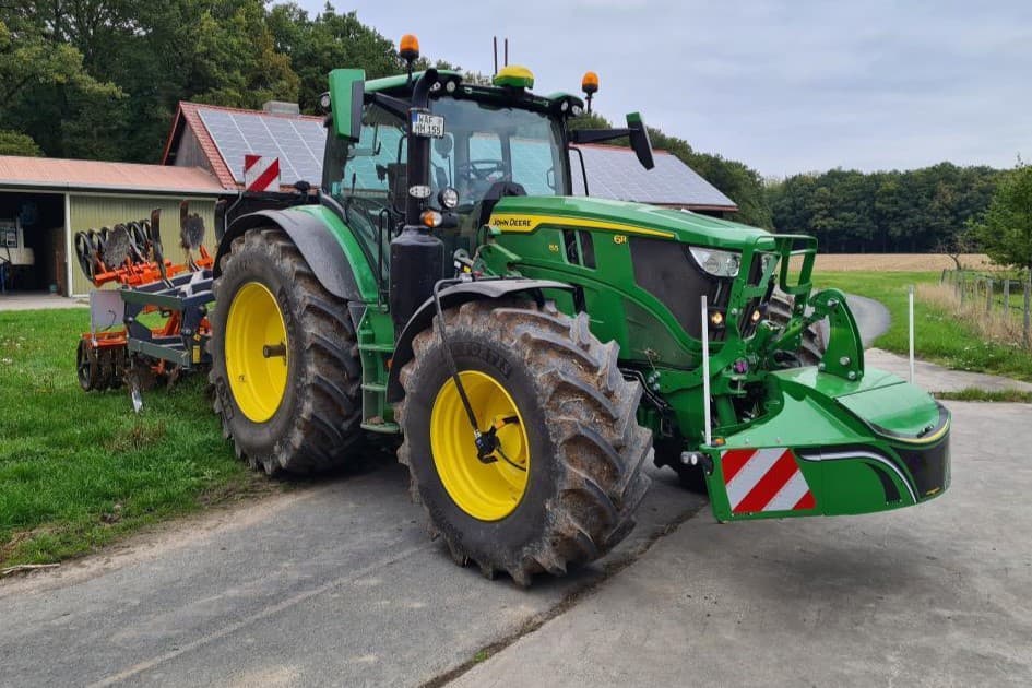 De TractorBumper Safetyweight XL Box is zo compact mogelijk gebouwd. Het gewichtsblok valt compact tussen de hefarmen. – Foto’s: Tractorbumper