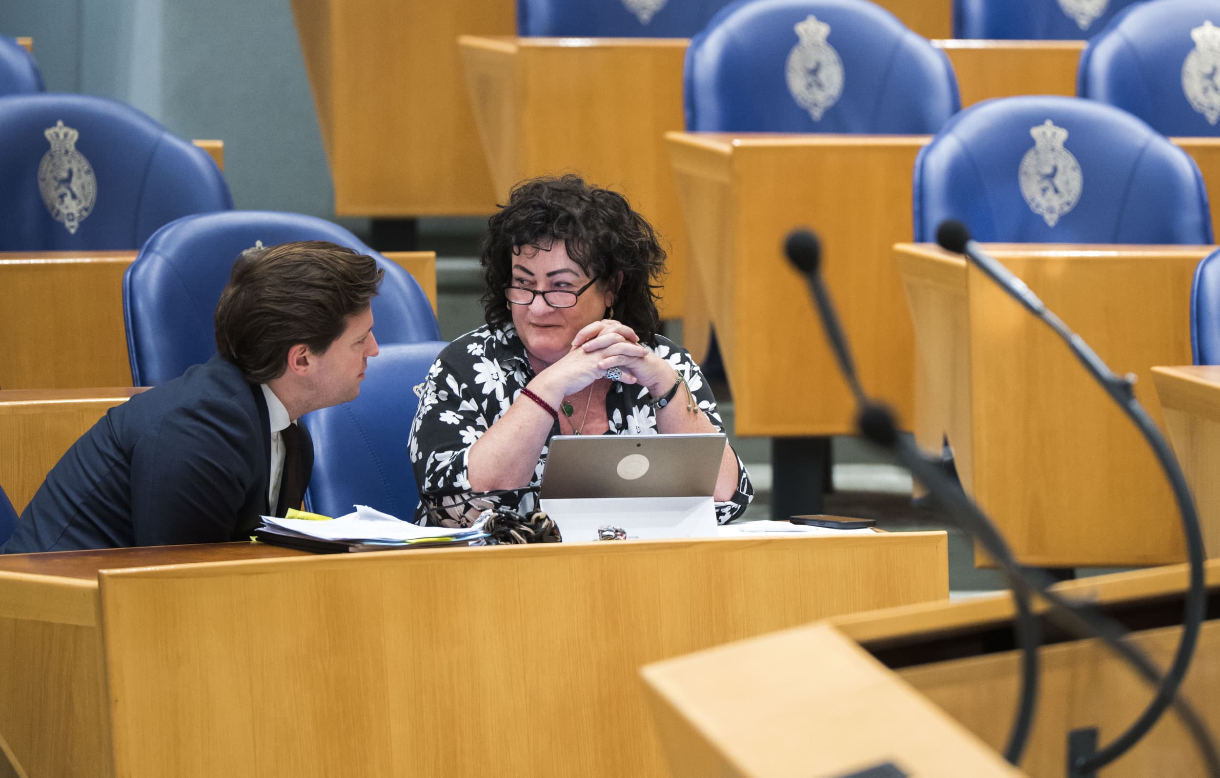 Caroline van der Plas (BBB) in gesprek met Thom van Campen (VVD) tijdens een debat in de Tweede Kamer. Foto: ANP