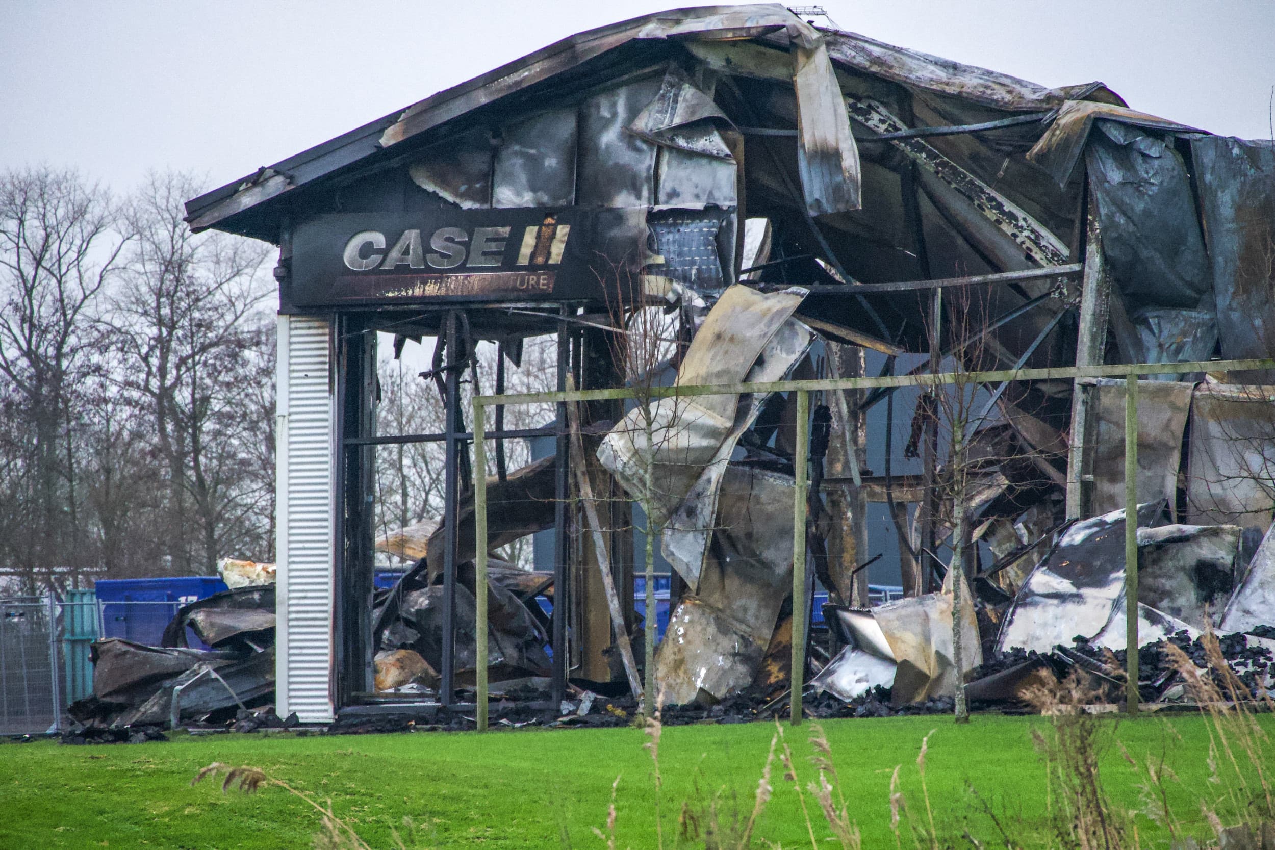 De schade na de grote brand bij mechanisatiebedrijf Mechan Noord is overdag goed zichtbaar. Foto: ANP