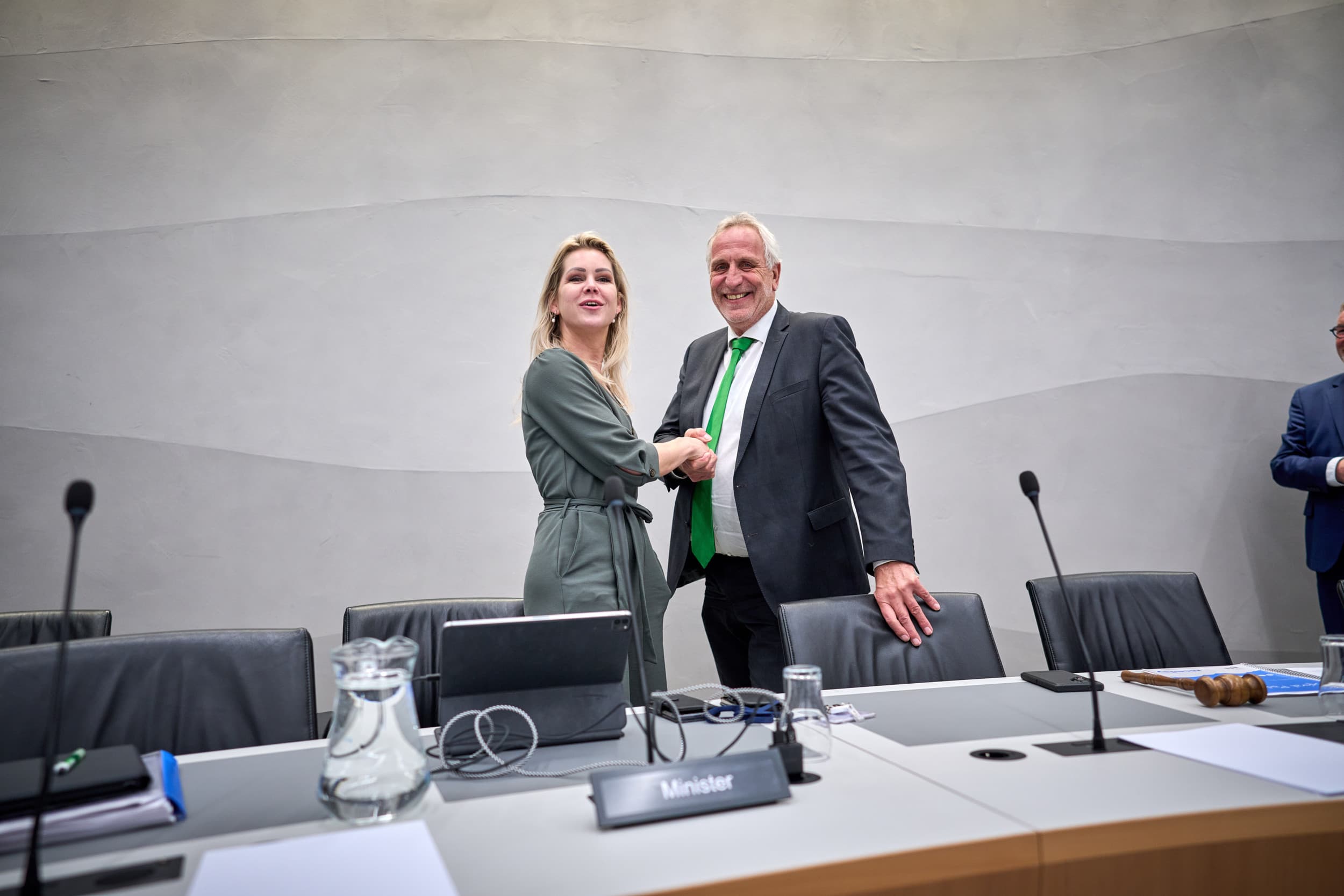 Minister Femke Wiersma (Landbouw, Visserij, Voedselzekerheid en Natuur) en Kamerlid Harm Holman (NSC) tijdens een debat in de Tweede Kamer over het mestbeleid, 12 maart. Foto: ANP