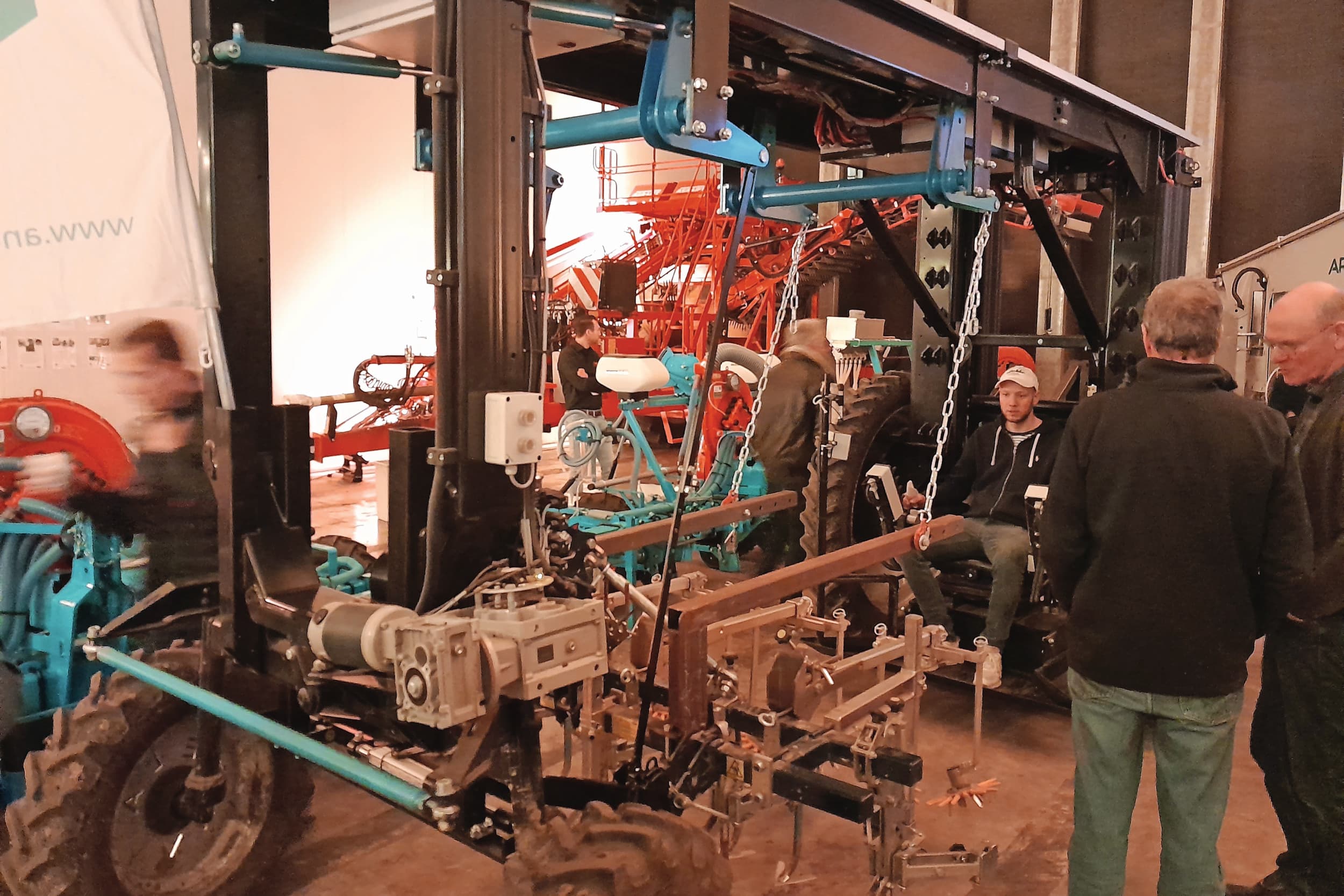 De elektrische werktuigendrager van Andela Techniek & Innovatie werd 12 december getoond op de Bioteelt & Techniekbeurs bij Broer bv in Creil (Fl.). De e-werktuigendrager werkte afgelopen jaar onder meer met een 1,50 meter brede schoffel. – Foto: Martin Smits