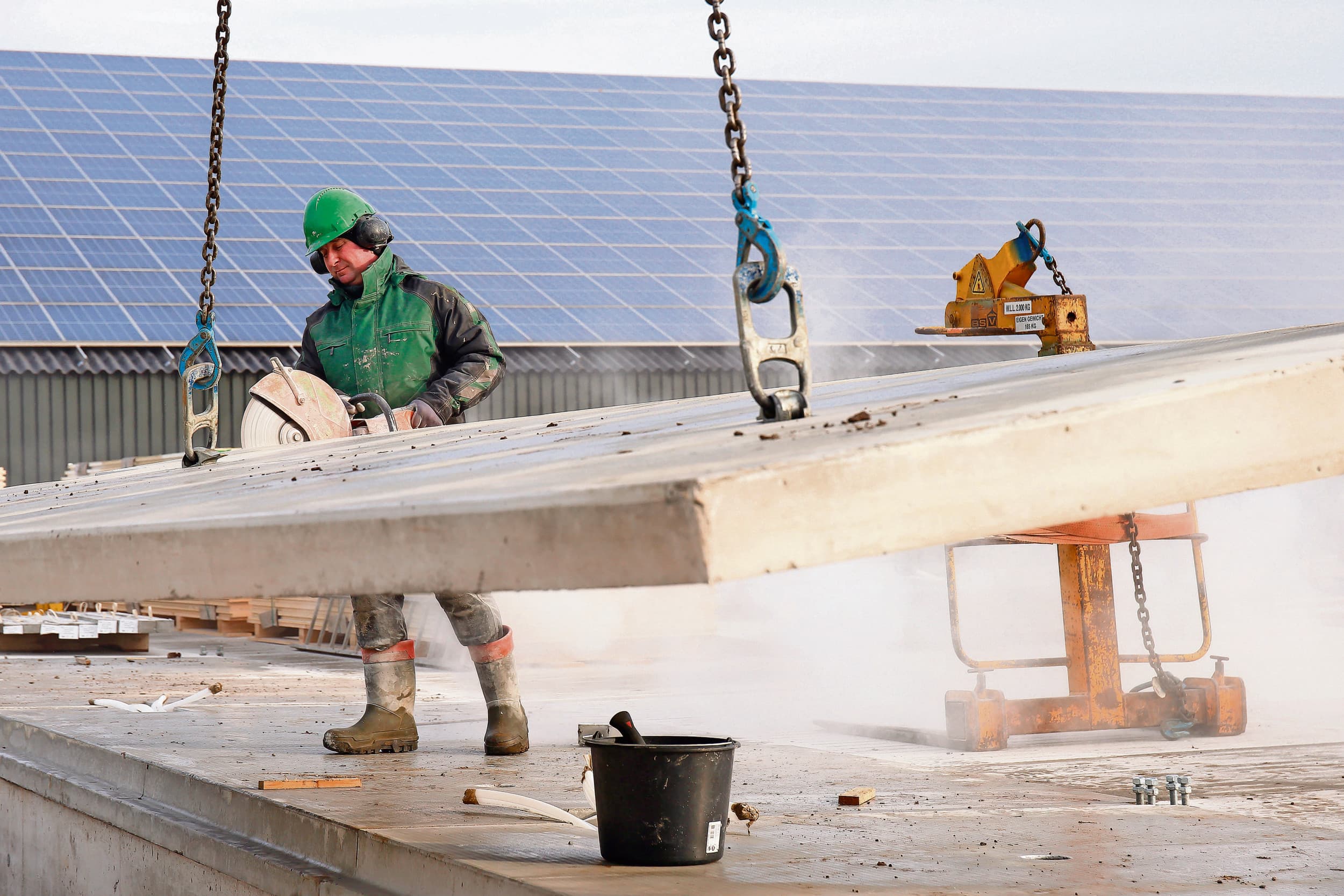Bouw van een stal. Grootste nieuwe probleem lijkt te ontstaan voor veehouderijbedrijven die sinds 2020 hebben uitgebreid, en daarbij meer dieren konden gaan houden vanwege de inzet van een emissiearm systeem. Foto: Hans Prinsen
