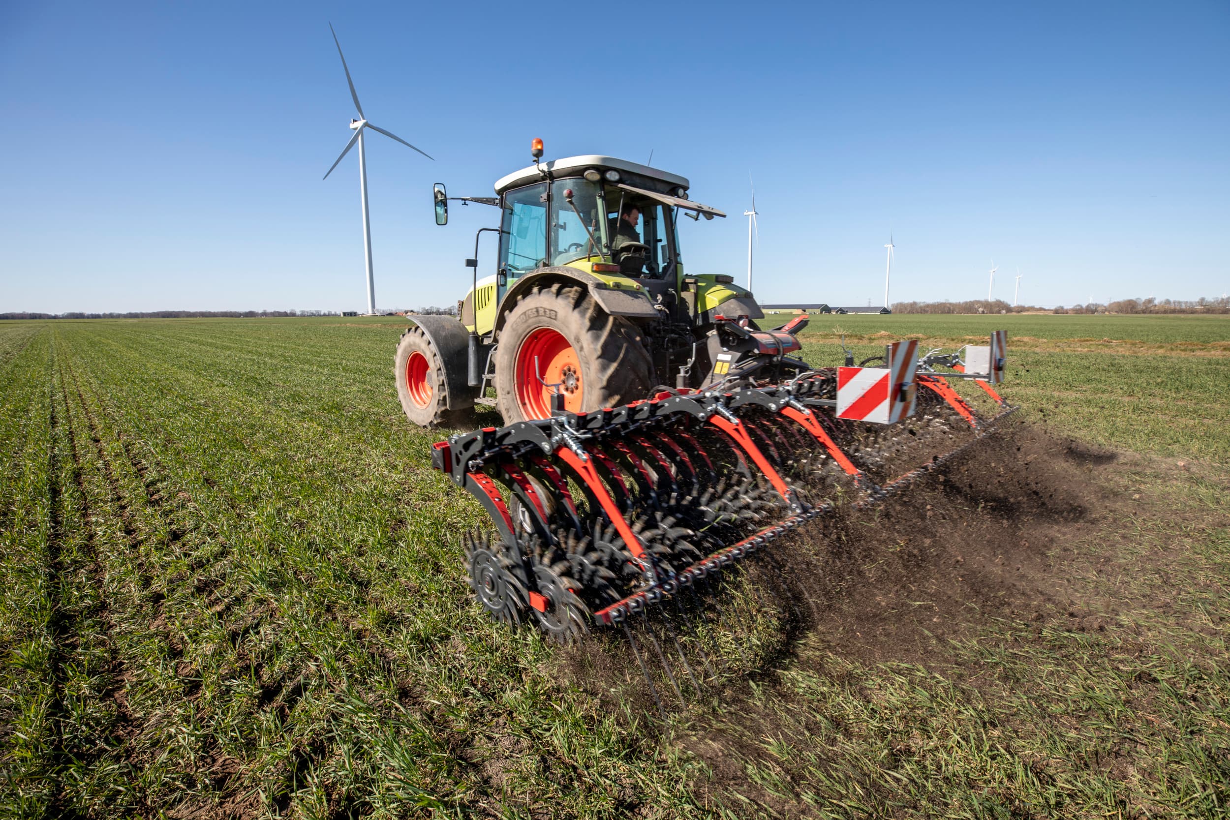 John Breider Mechanisatie demonstreert een Kverneland Helios-rotorwieder in Meedhuizen (Gr.). Op de vrij zware kleigrond bestrijdt de machine duist in wintertarwe. – Foto’s: Anne van der Woude