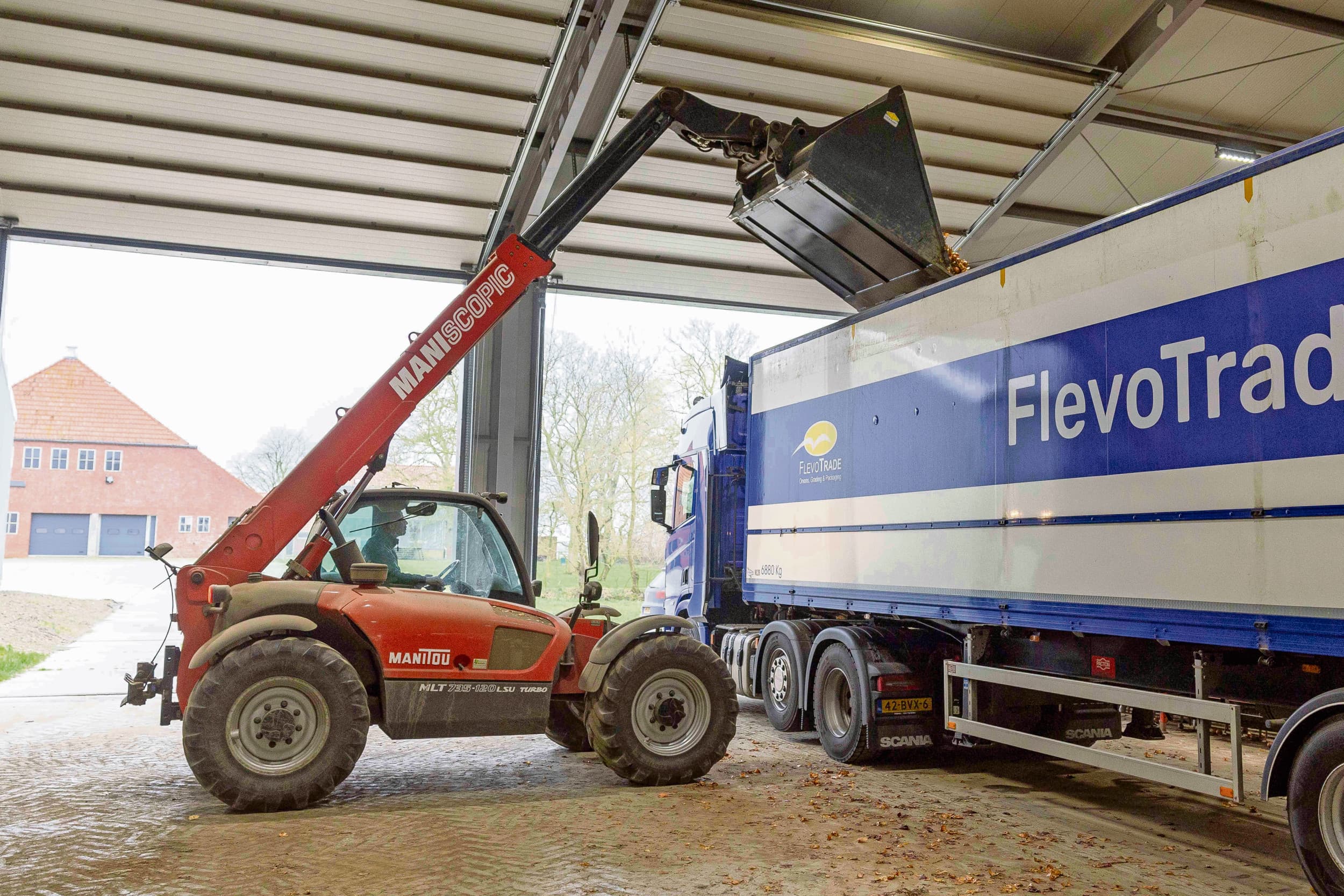 Uien laden begin 2024 voor FlevoTrade Onions. Het uienbedrijf liep in september tegen een voorlopige surseance aan doordat afnemers in Afrika niet aan hun financiële verplichtingen voldeden. Foto: Koos van der Spek