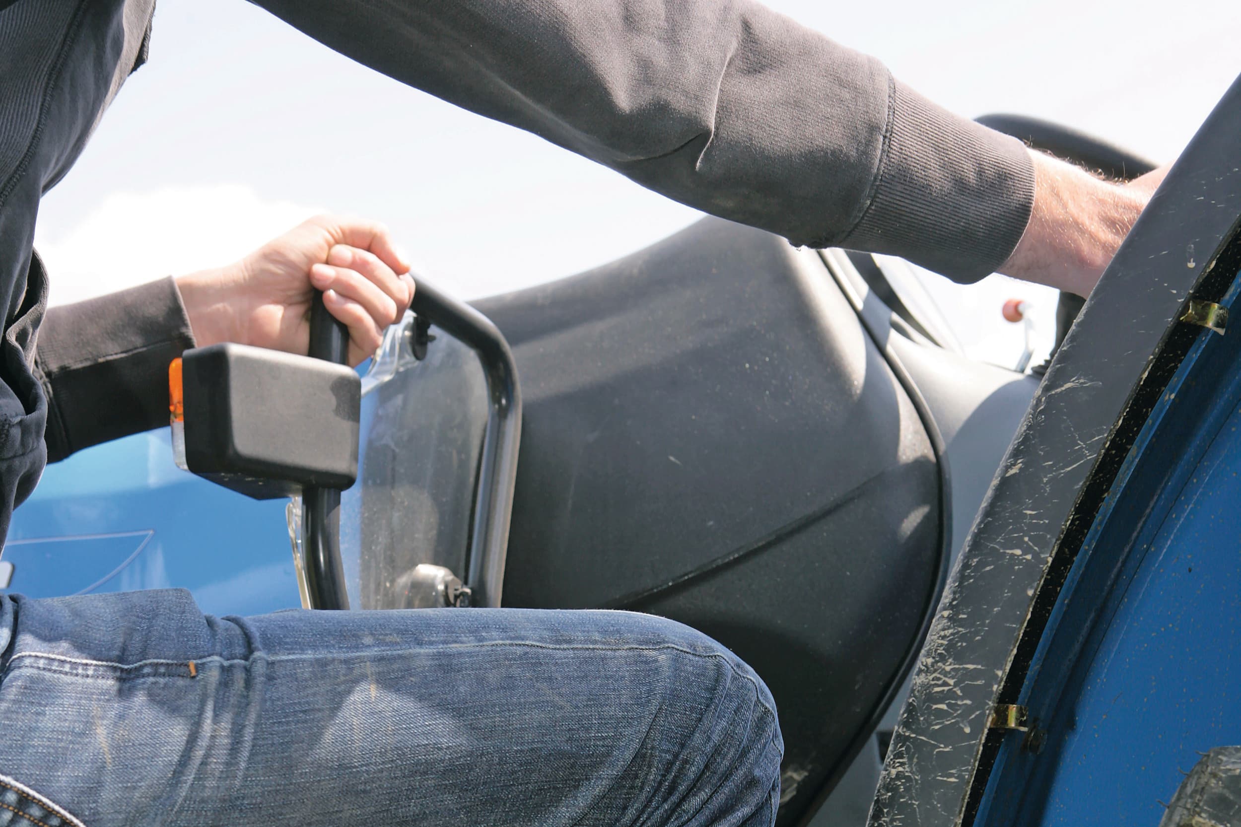 Jongeren klimmen maar wat graag op de trekker, maar de wet verbiedt dit voor wie nog geen 16 jaar is. Verzekeraars hebben elk hun eigen eisen; de meeste willen dat een bestuurder minimaal 16 is en een trekkerrijbewijs heeft. Maar er zijn ook verzekeraars die andere leeftijdsgrenzen hanteren. Foto: Michel Zoeter