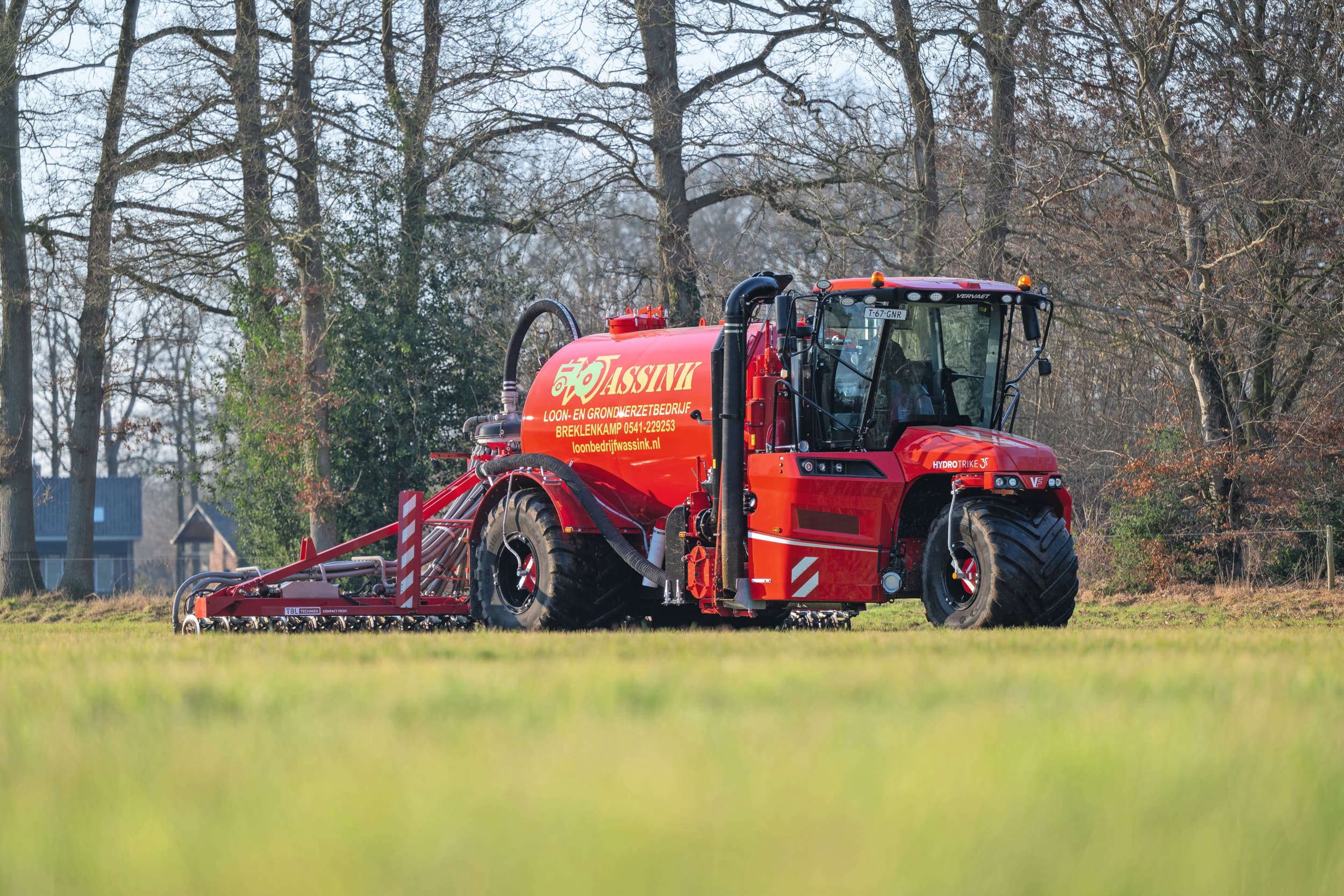 Bemesten van grasland met drijfmest. Op bedrijven waar (gescheiden) mest wordt bewerkt tot renure zullen andere aanwendmethoden nodig zijn om de kleine hoeveelheden goed over het land te kunnen verdelen. Foto: Michel Velderman