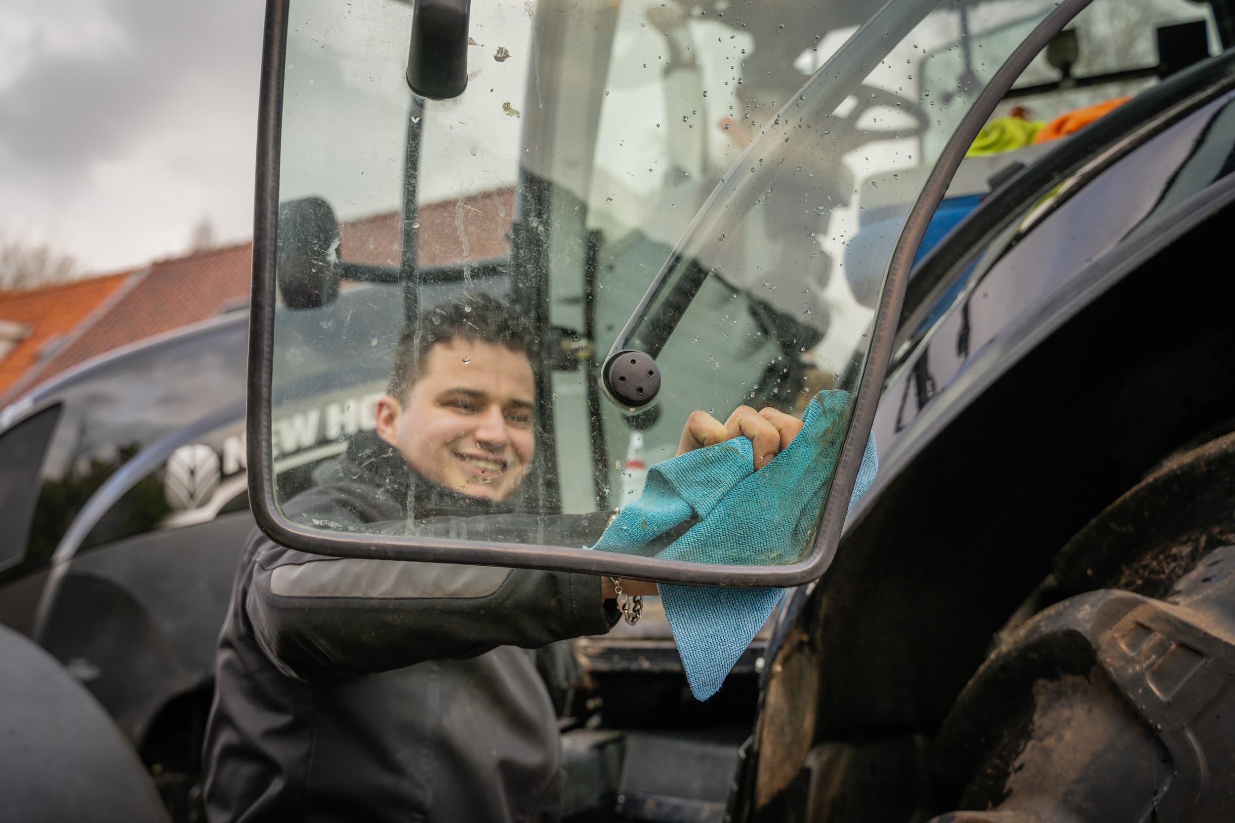 Pieter Dekker van trekkerpoets- en reinigingsbedrijf Pieter Poets legt zich naast het spic en span maken van auto's ook toe op het reinigen van trekkers. Foto’s: Andrea van Schaijk