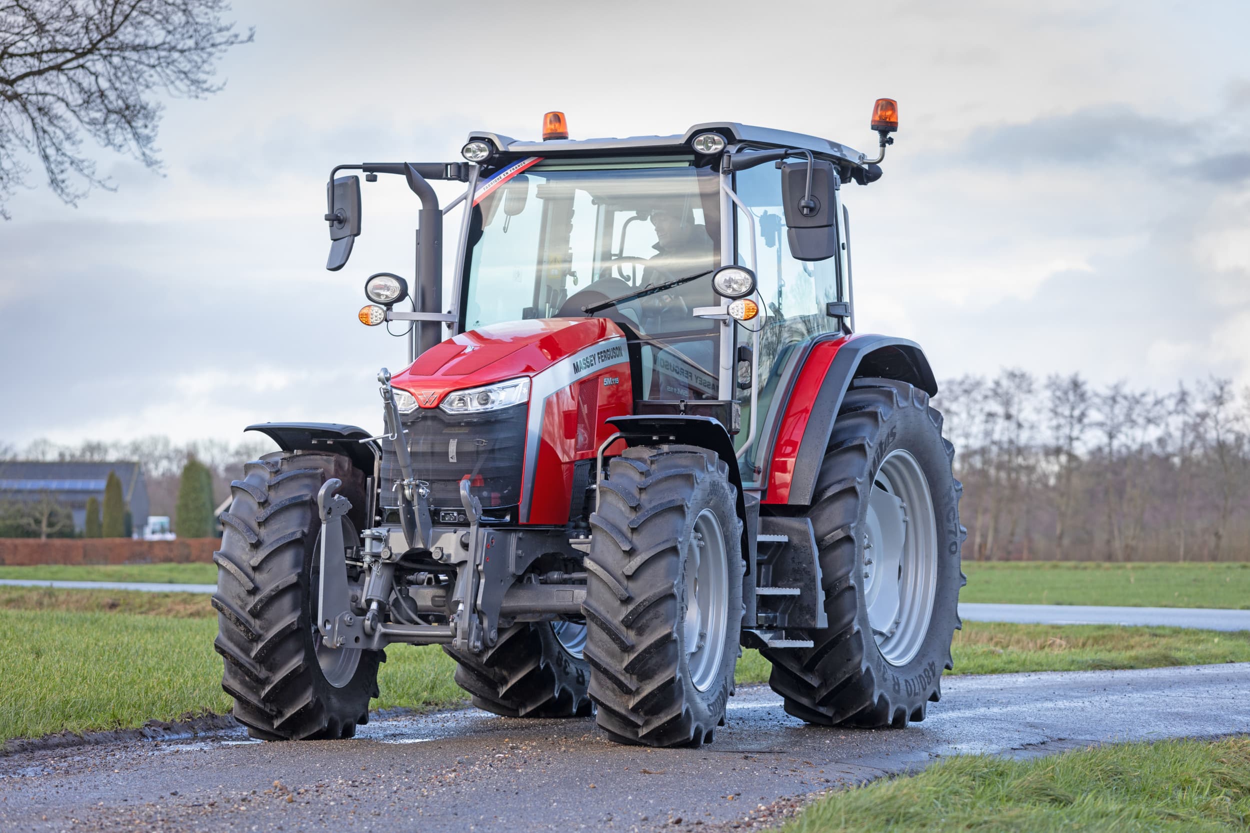 De nieuwe 5M-serie is de opvolger van de 5700 M-serie. Dat is goed te zien, want aan chassis, wielen en cabineframe veranderde niets. Wel friste Massey Ferguson het uiterlijk op, waardoor dat past bij de andere series. Foto’s: Bob Karsten