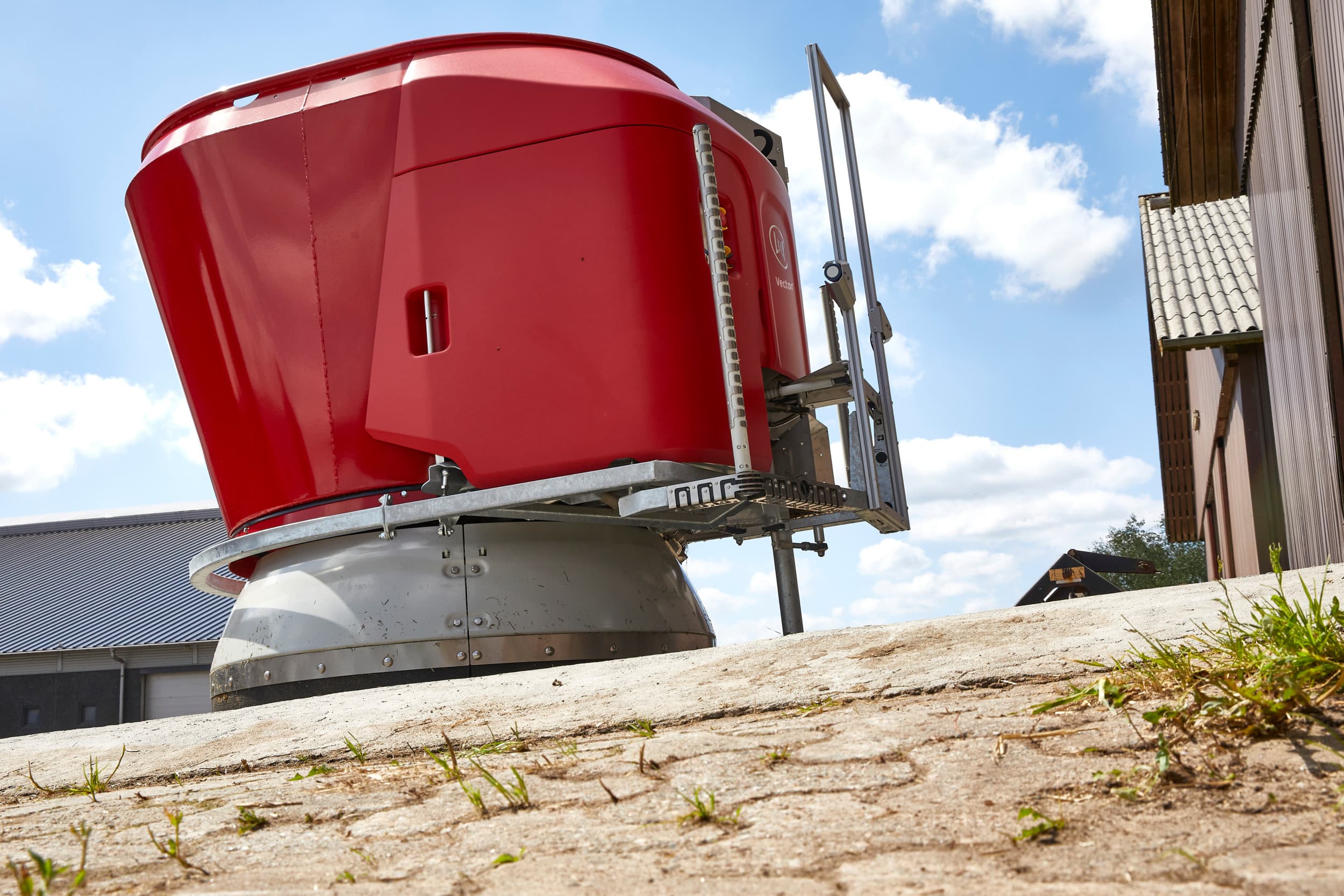De nieuwe Vector-voerrobot heeft een verstevigd frame waarmee de machine een hoger totaalgewicht mag hebben. Ook kan de Lely Vector MFR Next vanwege zwaardere wielmotoren en stevigere lagering een helling tot 8% aan. – Foto’s: Lely/Torben Worsoee