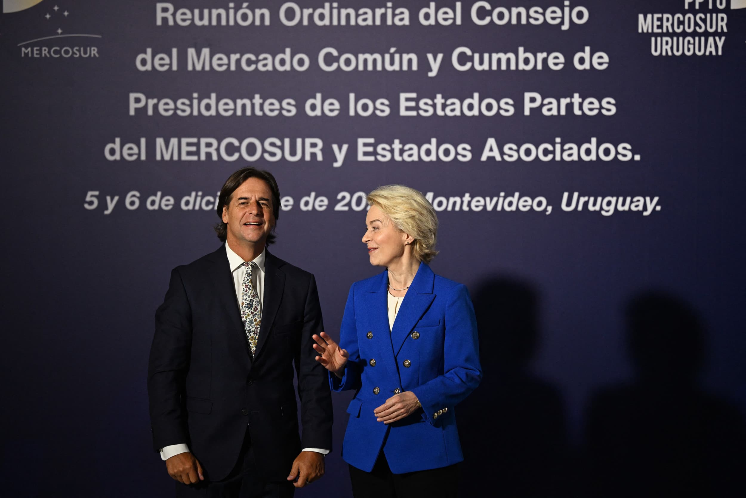 Uruguay's president Luis Lacalle Pou (l) en Europese Commissie voorzitter Ursula von der Leyen in Montevideo voor de onderhandelingen over het handelsakkoord met Mercosur. Foto: AFP