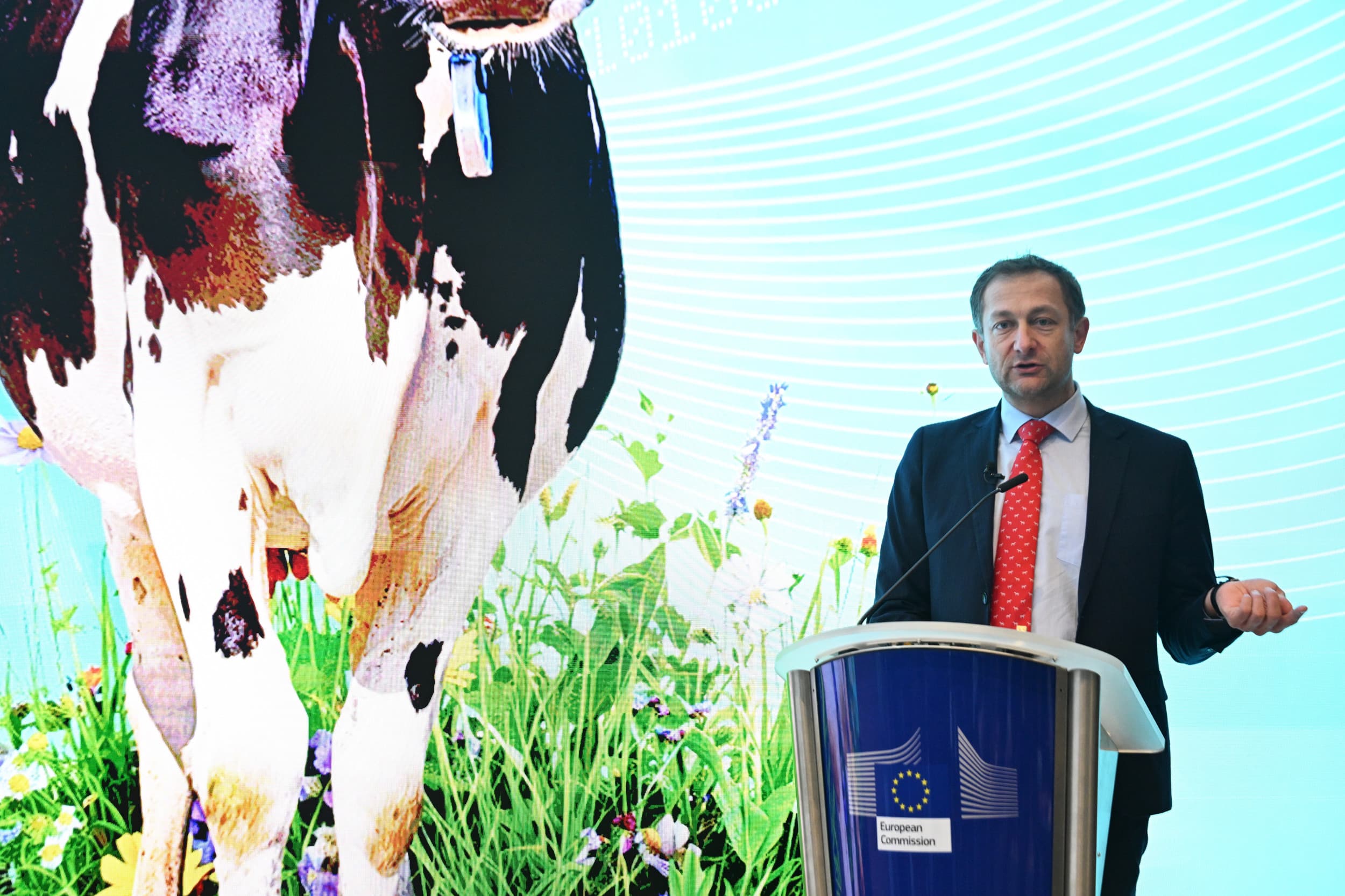 EU-landbouwcommissaris Christophe Hansen kondigde vandaag, dinsdag 10 december, tijdens een persconferentie nieuwe regels aan om de positie van boeren te versterken. Foto: ANP