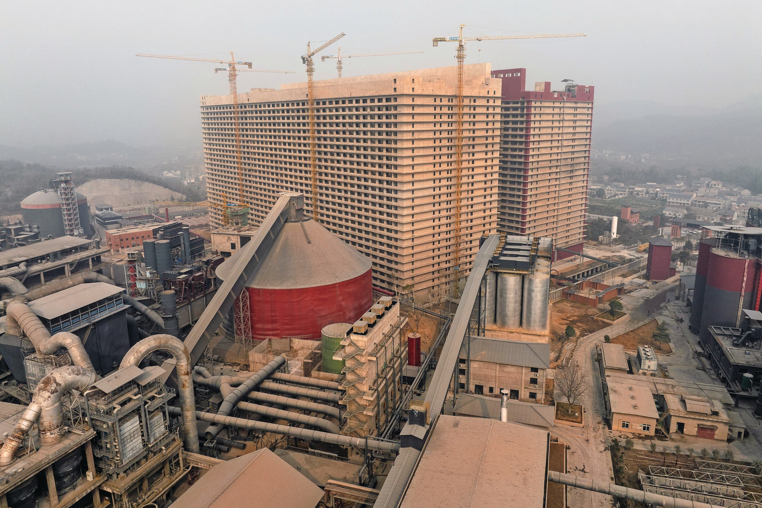Een varkensflat met 25 verdiepingen aan de rand van de Chinese stad Ezhou, in centraal China. Het gebouw wordt gezien als het grootste varkensverblijf ter wereld. Een tweede, identieke flat is in 2023 opgeleverd. Foto: ANP