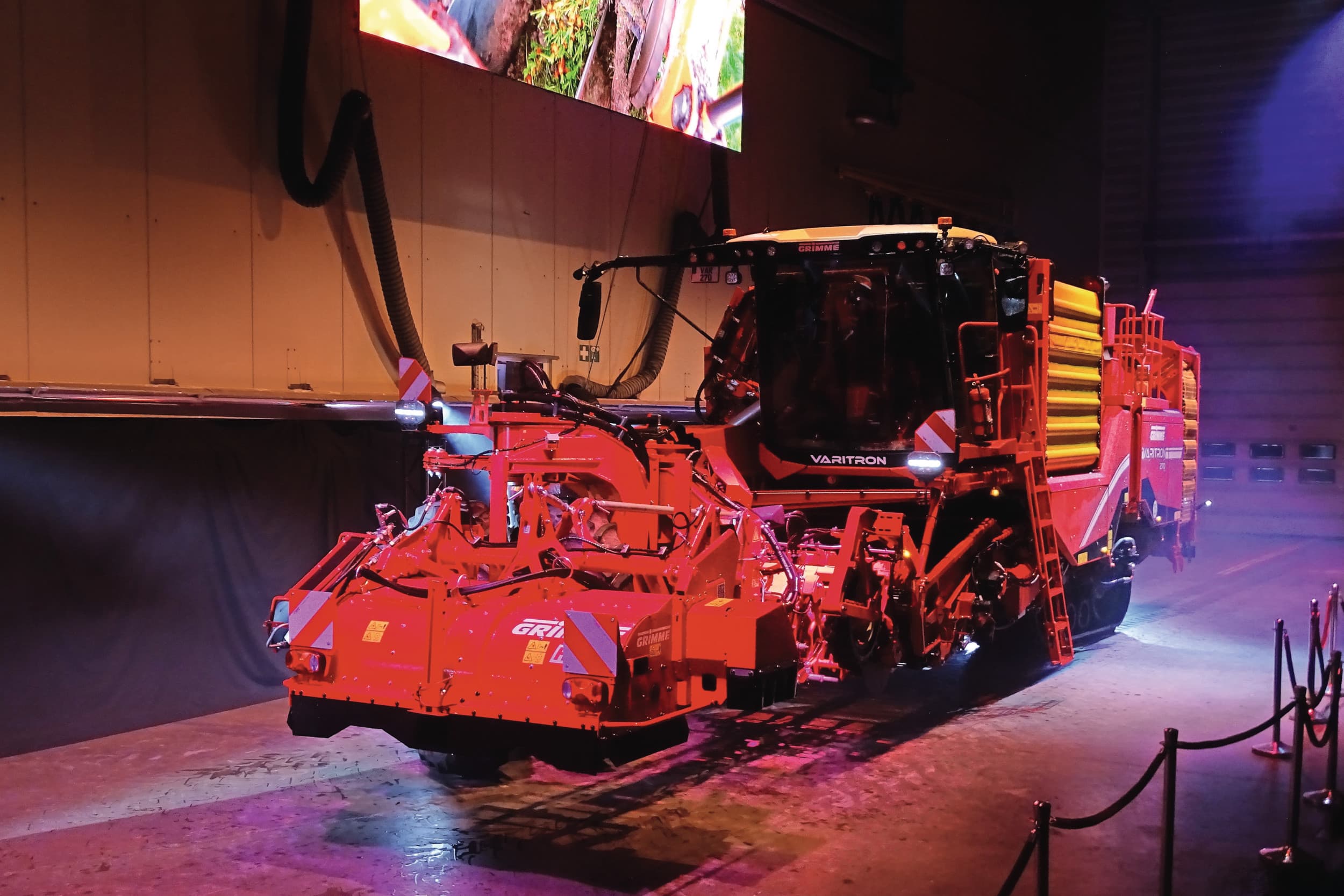 Grimme toonde de vernieuwde tweerijige zelfrijdende rooier Varitron 270 op zijn klantendagen Grimme Technica begin december. De machine beschikt over een nieuw snelwisselsysteem en is voorzien van nieuwe toepassingen die eerder vierrijer Varitron 470 al kreeg. – Foto: Martijn Knuivers