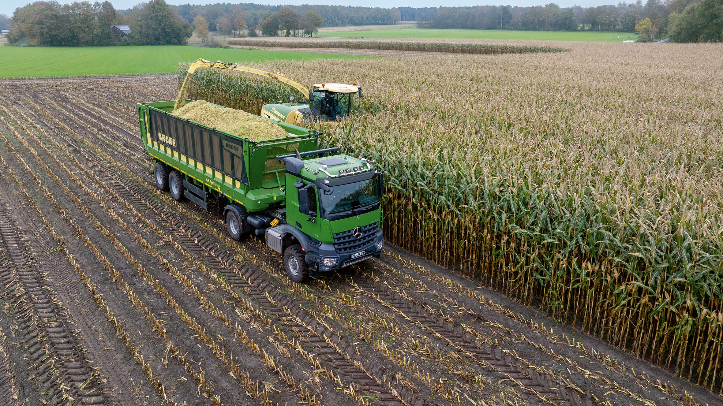 De GX 520 AgriLiner-losbandwagen heeft een laadvolume van 52 kuub en staat op 26.5-inch wielen. De losbandwagen is nu ook als tandemasser-opleggervariant voor achterop een vrachtwagen verkrijgbaar. – Foto's: Krone