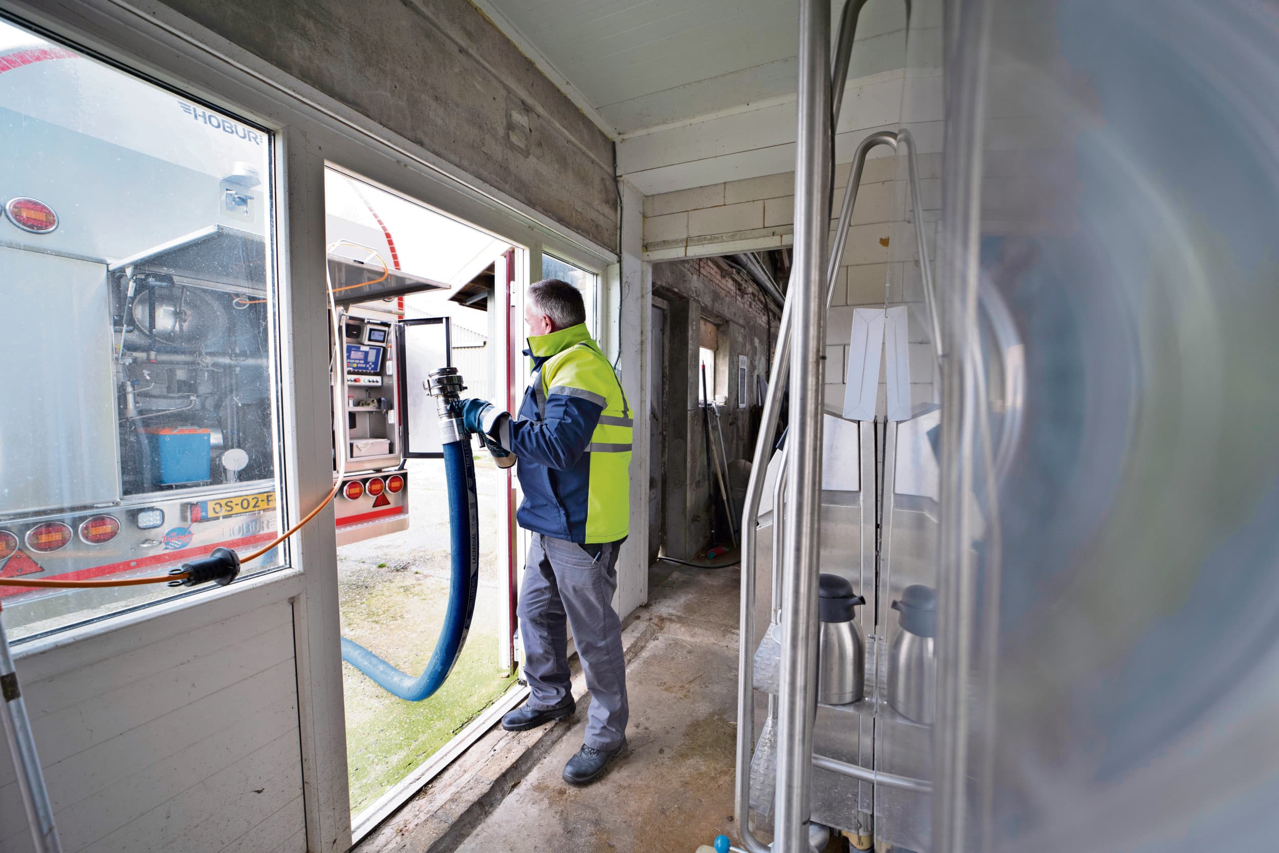 Met een RMO is melk gecollecteerd bij een melkveehouderij. Vanwege het sluiten van de kaasfabriek in het Limburgse Born wil FrieslandCampina de overeenkomst voor levering van VLOG-Pro Weidelandmelk met zeventig leden-melkveebedrijven beëindigen. Foto: Mark Pasveer