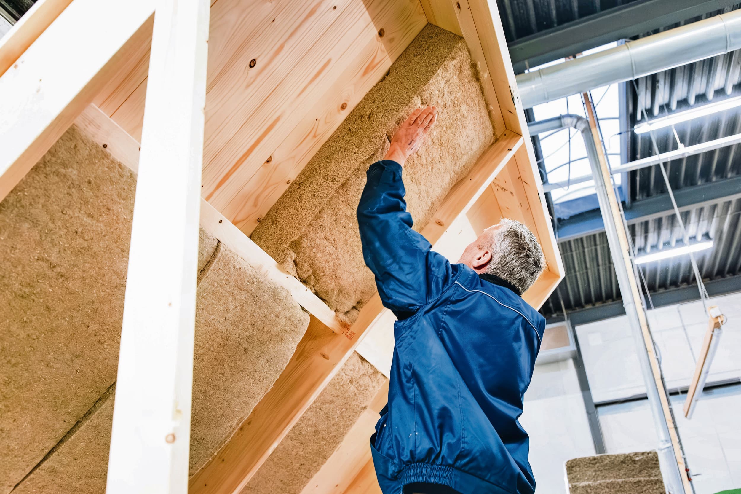 Aanbrengen van isolatie van vezelhennep. GreenInclusive bouwt een fabriek voor de verwerking van vezelhennep tot bouwmaterialen. Foto: GreenInclusive