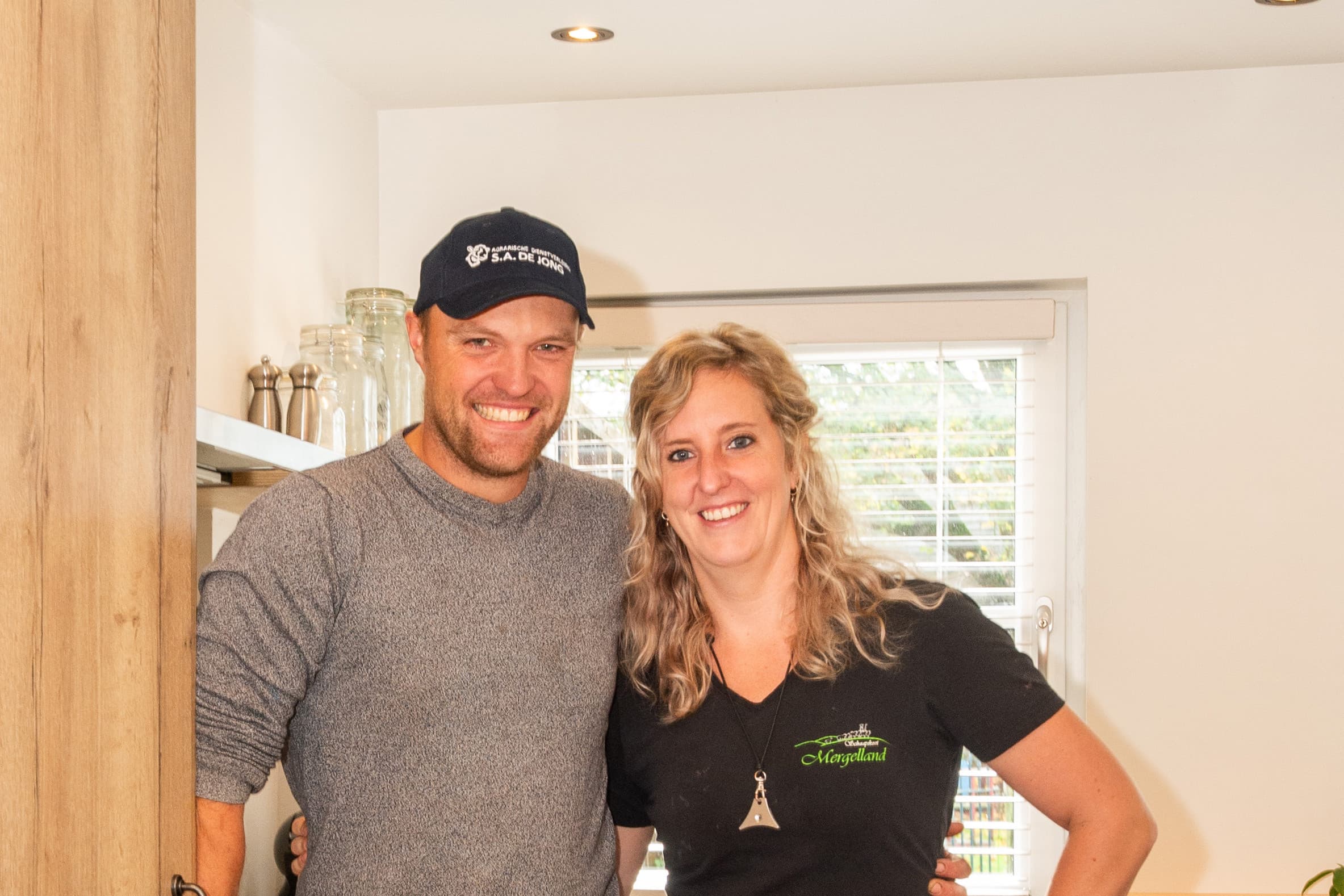 Janine Lardinois en Sander de Jong wonen in Epen (L.) met hun vijftien honden op een schapenhouderij met wolwinkel, horecagelegenheid, camping en pluktuin. Foto’s: Toine Wiermans
