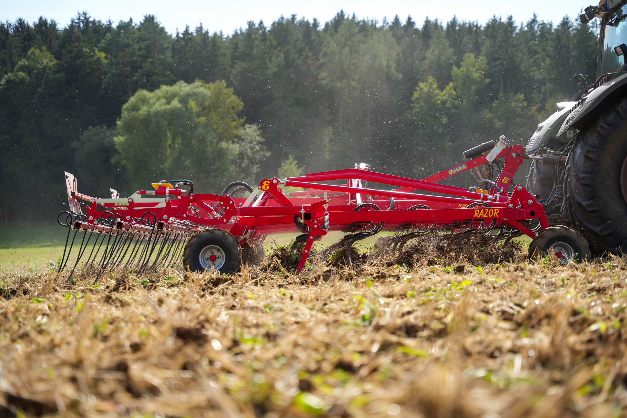 De werkdiepte van de ondiep snijdende Einböck Razor-cultivator stel je hydraulisch in. Je kunt kiezen uit diverse looprollen aan de achterkant, of loopwielen met een trekkerbandprofiel. Ook aan de voorkant zijn loopwielen gemonteerd, omdat een juiste werkdiepte belangrijk is bij een ondiepe grondbewerking. – Foto’s: Einböck
