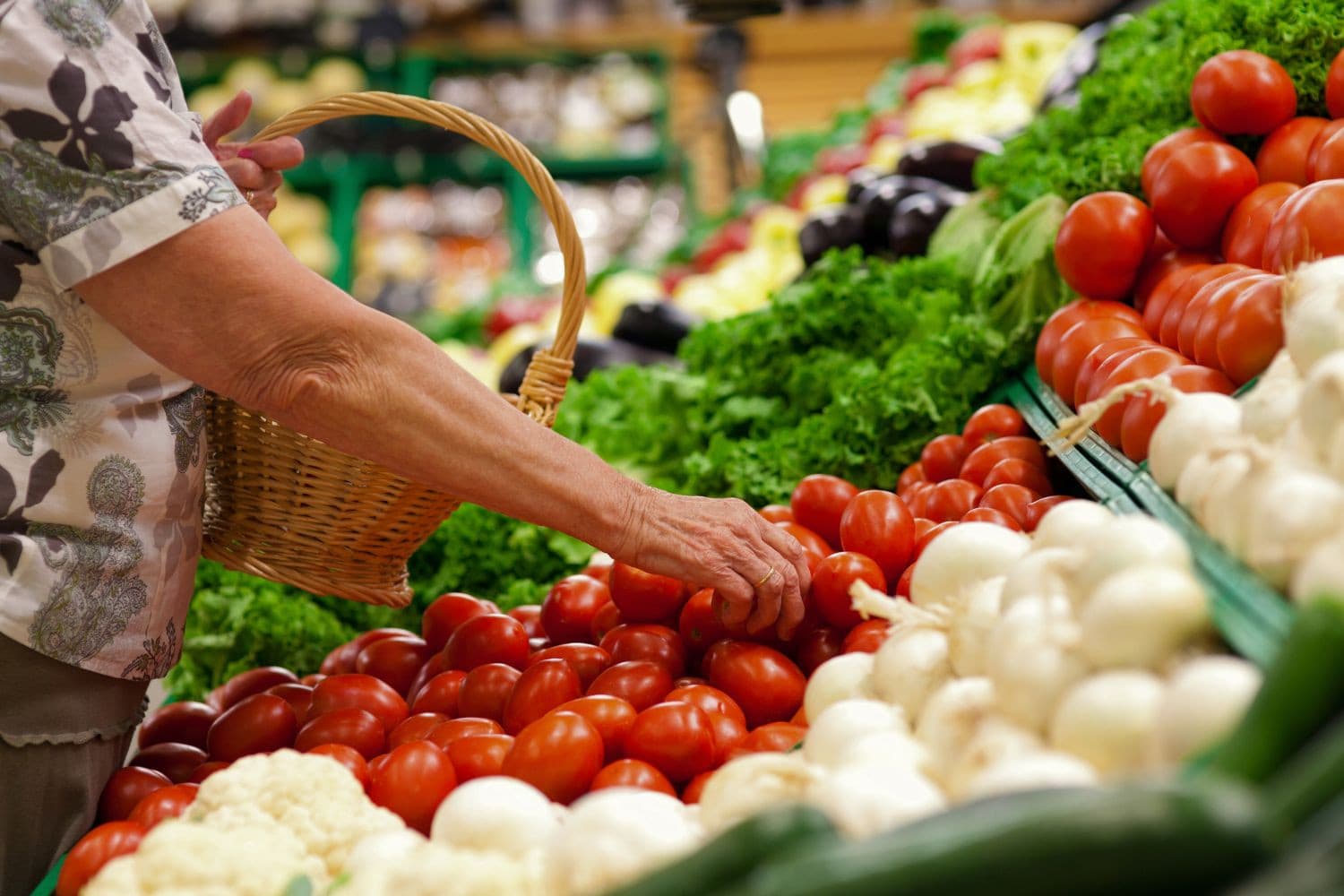 Deskundigen stellen supermarkten verantwoordelijk voor obesitas door de dominantie van ongezonde producten en pleiten voor overheidsregels om gezonde keuzes te stimuleren. Foto: Canva