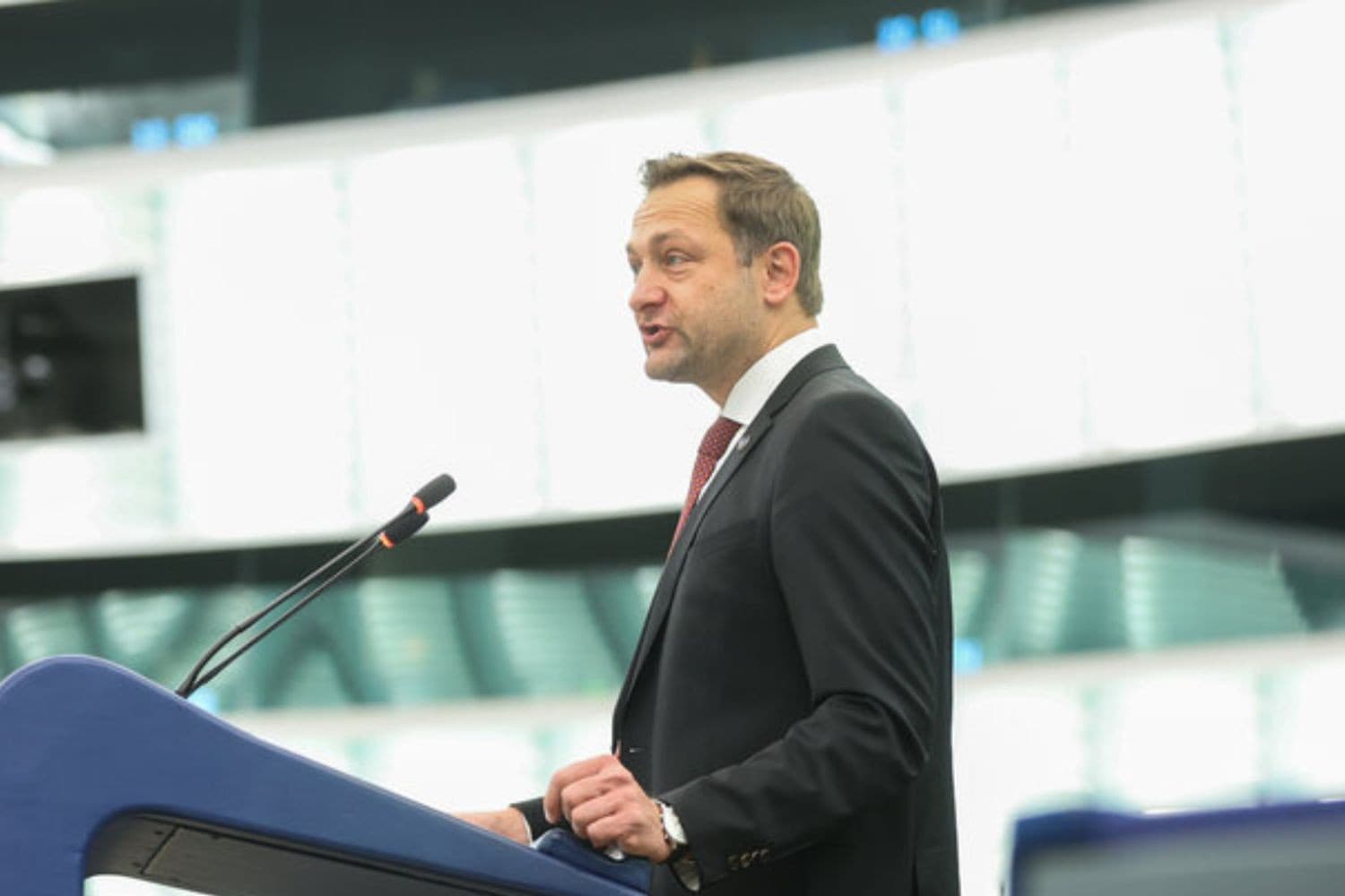 Eurocommissaris Christophe Hansen tijdens een debat over de Visie op Landbouw en Voedsel in Straatsburg. Foto: Europees Parlement.