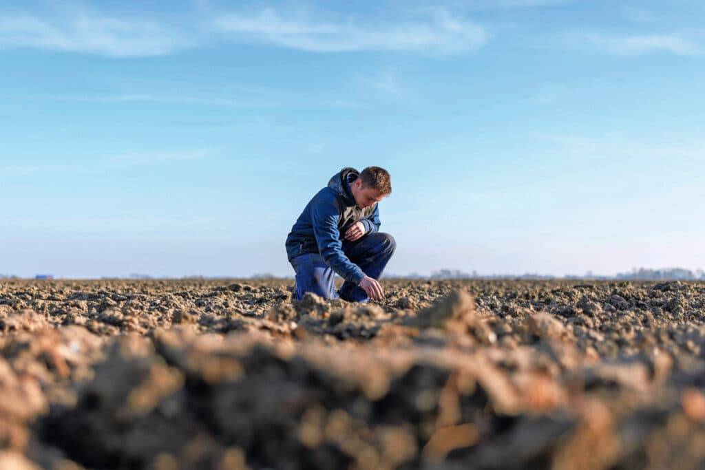 Jelmer wordt heel vrolijk van de voorjaarswerkzaamheden. Hij kijkt er nu al naar uit om het bieten- en uienland klaar te leggen en aardappels te poten.