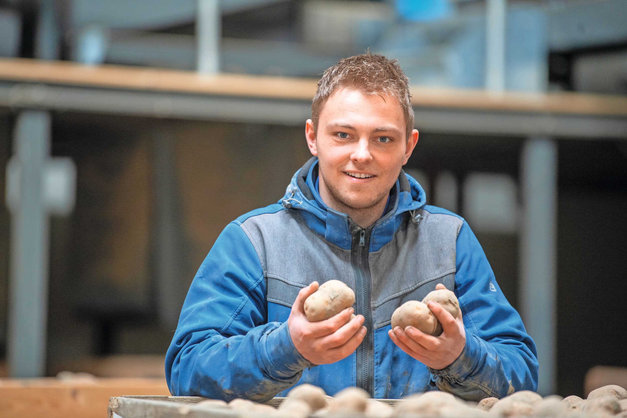 Jelmer Olivier (21) woont in Hallum (Fr.) en zit met zijn ouders in maatschap. Ze hebben een akkerbouwbedrijf van 100 ha. met pootaardappelen, tarwe, suikerbieten en uien. Foto’s: Mark Pasveer