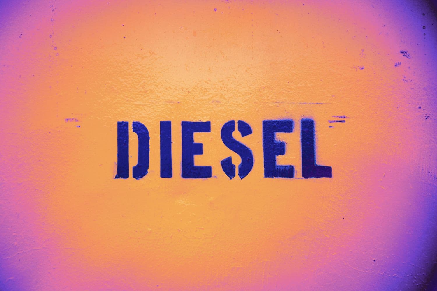 Het kabinet overweegt rode diesel opnieuw in te voeren, maar dit brengt fraude, hoge kosten en uitvoeringsproblemen met zich mee, zegt columnist Pieter Seegers. Foto: Canva/Getty Images Signature