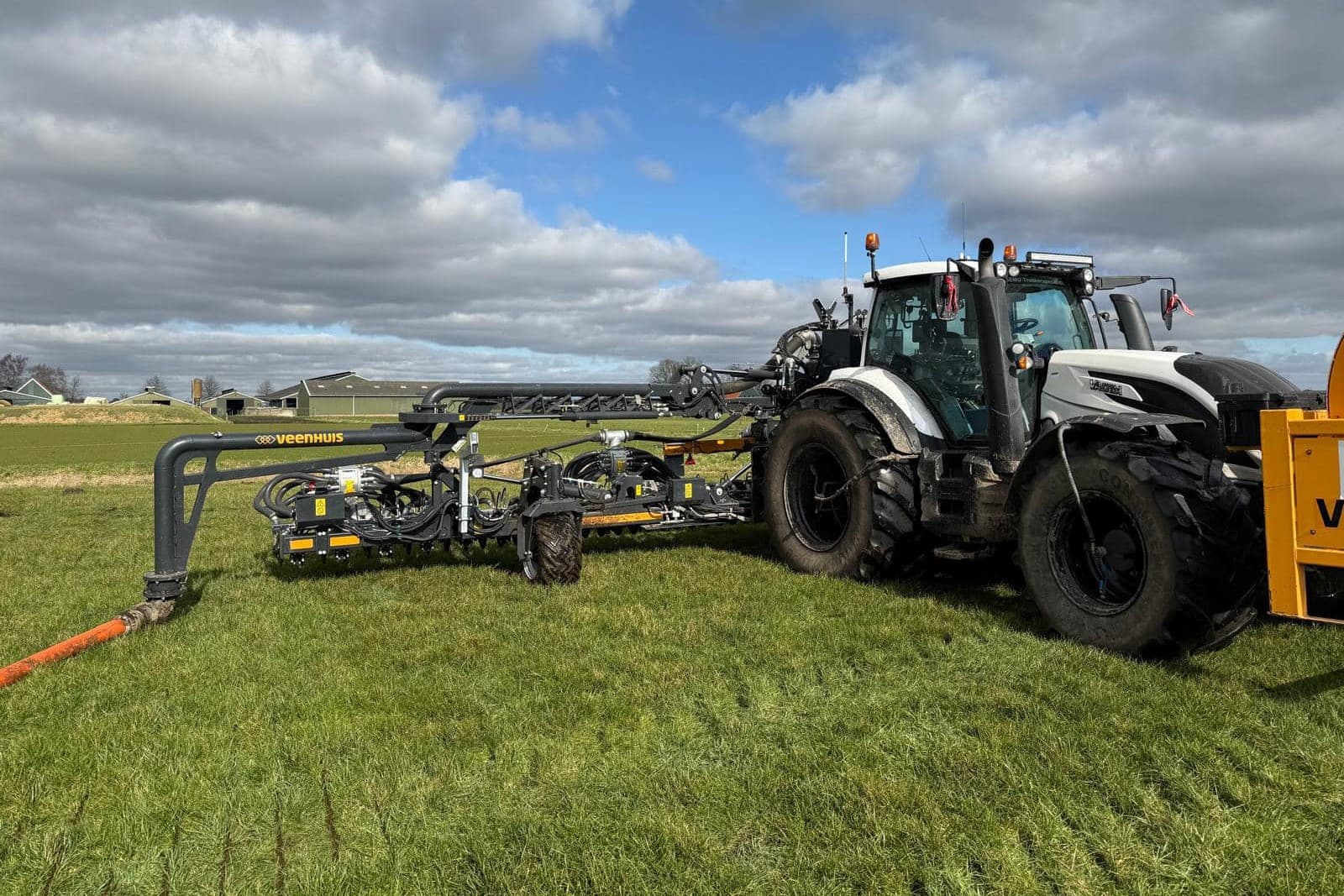 Een prototype sleepslangbemester met trekbuis van machinefabrikant Veenhuis op de kopakker. Loonbedrijf Van Benthem (Fl.) is een van de twee loonwerkers die dit prototype dit seizoen test. – Foto’s: Facebook
