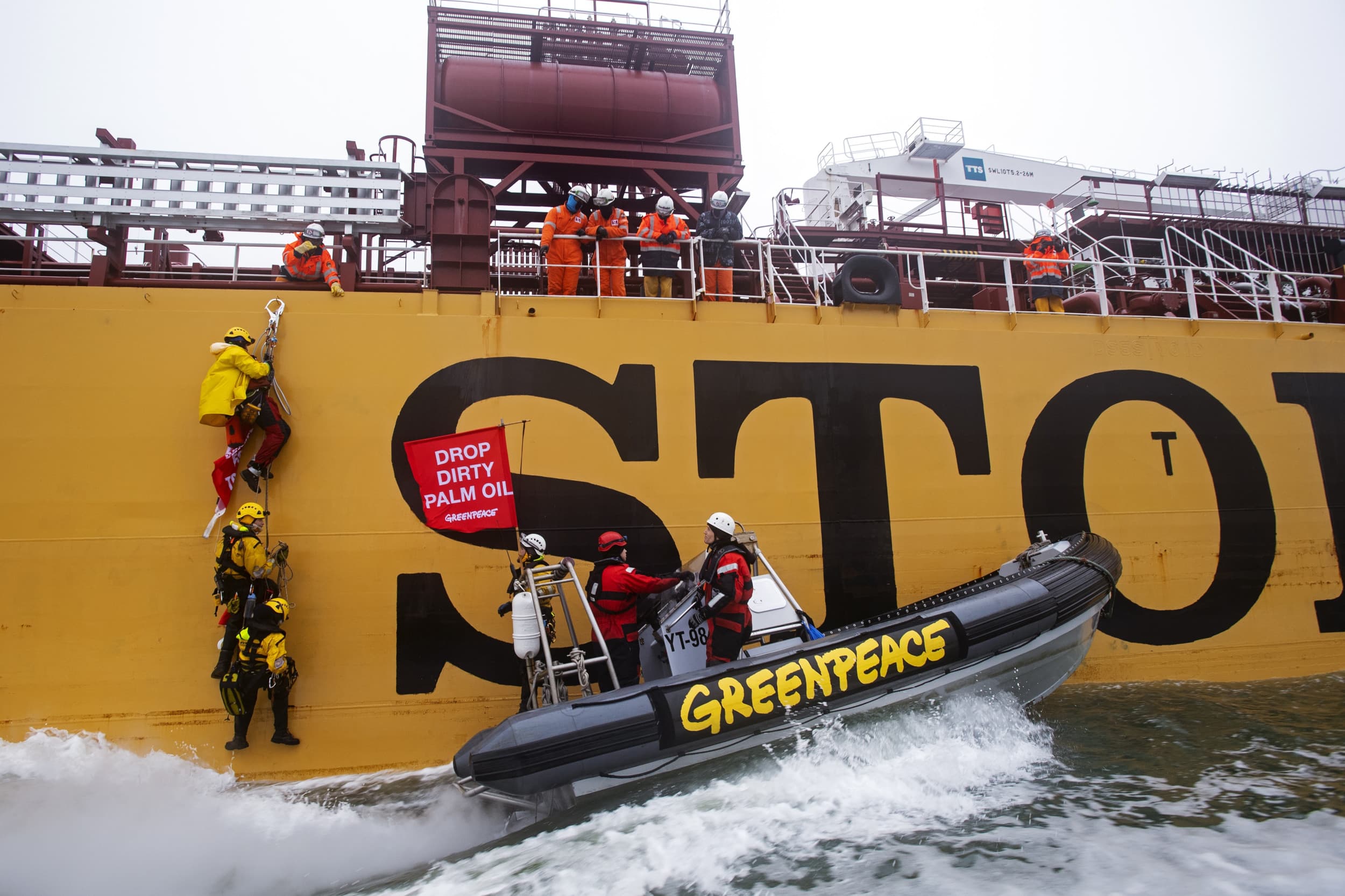 Greenpeace voert in 2018 actie tegen palmolie-import met rubberboten, een herinnering aan hun vroegere heldhaftige protesten. Foto: ANP