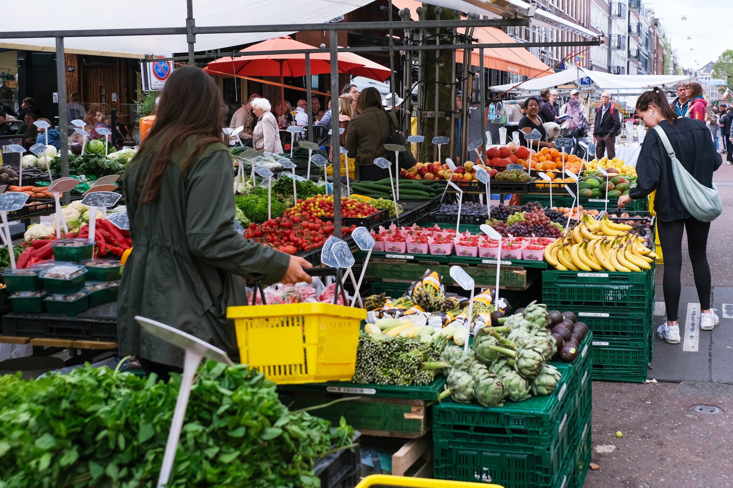 Een markt in Amsterdam. Columnist Jan Aantjes betoogt dat kpi’s de diversiteit in zowel Amsterdam als de melkveehouderij ondermijnen en pleit voor beloning van boeren op individuele prestaties en innovaties. Foto: ANP