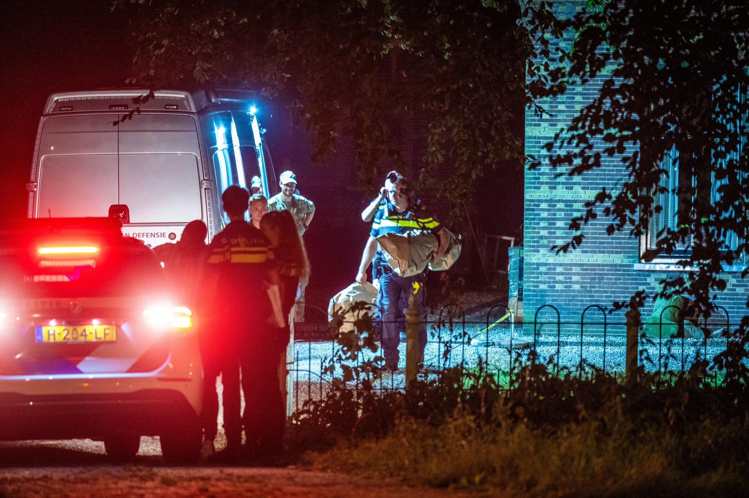 In een boerderij in Zwammerdam vond de politie in augustus 2024 grote hoeveelheden grondstoffen voor vuurwerk en een vuurwapen. Criminele activiteiten op boerenerven komen steeds vaker voor. Wees alert en meld verdachte situaties – desnoods anoniem. Foto: ANP