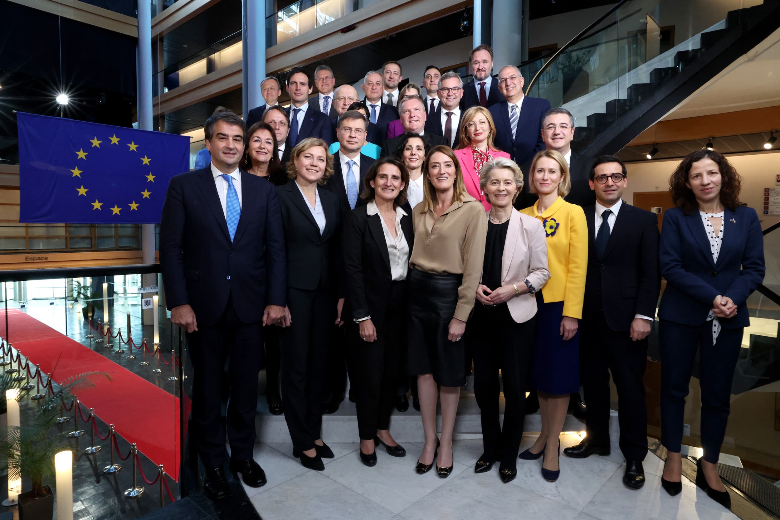 Voorzitter Europese Commissie Ursula von der Leyen (4e van rechts) en voorzitter Europees Parlement Roberta Metsola (5e van rechts ) poseren te midden van de nieuw gekozen Europese Commissie. Foto: ANP