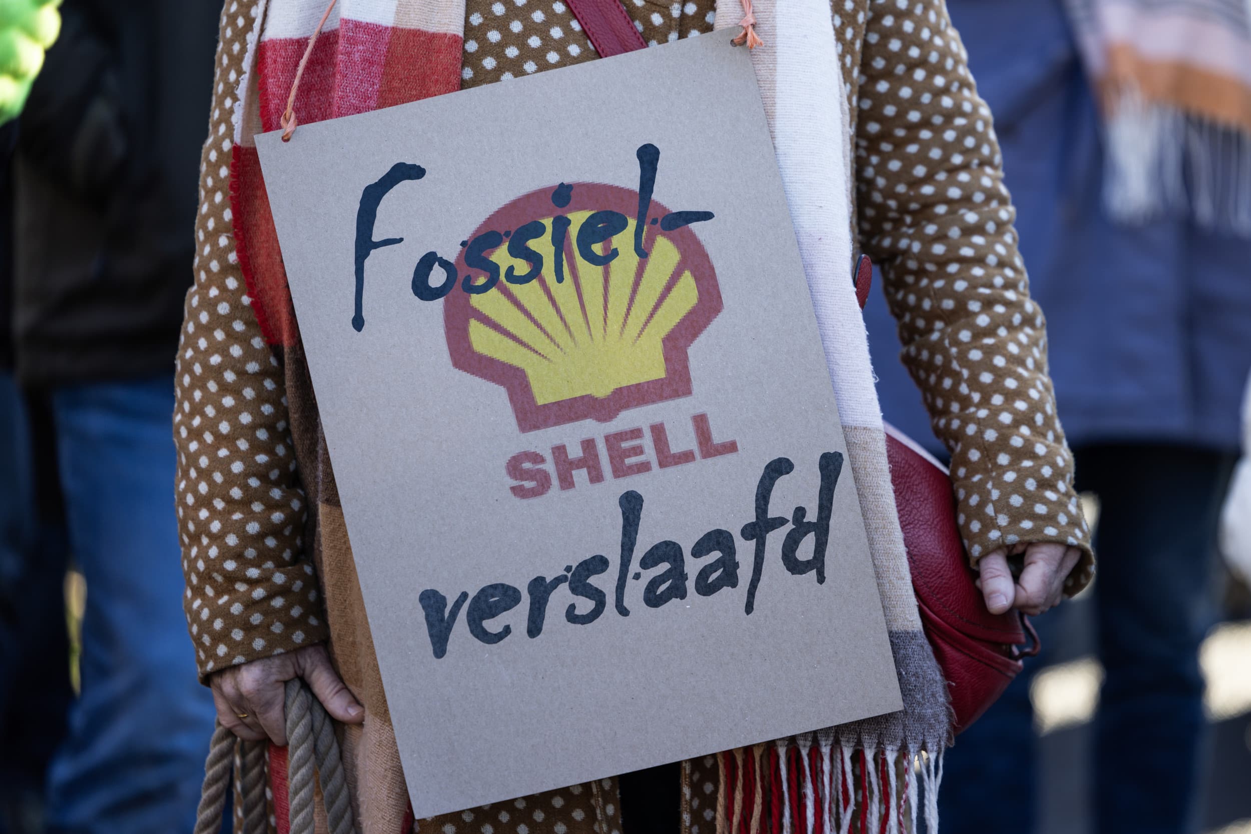 Klimaatactivisten van Extinction Rebellion blokkeren op 11 januari 2025 de toegangswegen naar de A12 in Den Haag. Met deze actie eisen zij het per direct stopzetten van fiscale voordelen voor de fossiele industrie. Foto: ANP